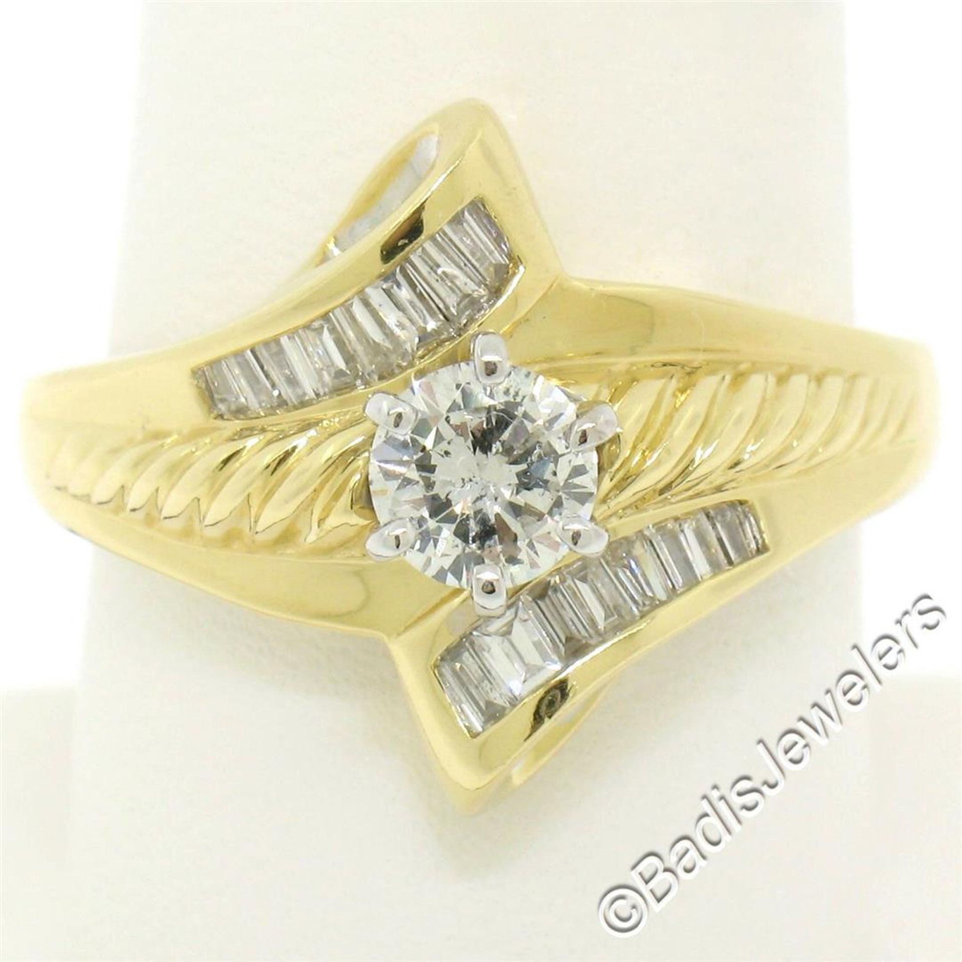 18kt Yellow and White Gold 0.90 ctw Round and Baguette Diamond Ring - Image 4 of 8