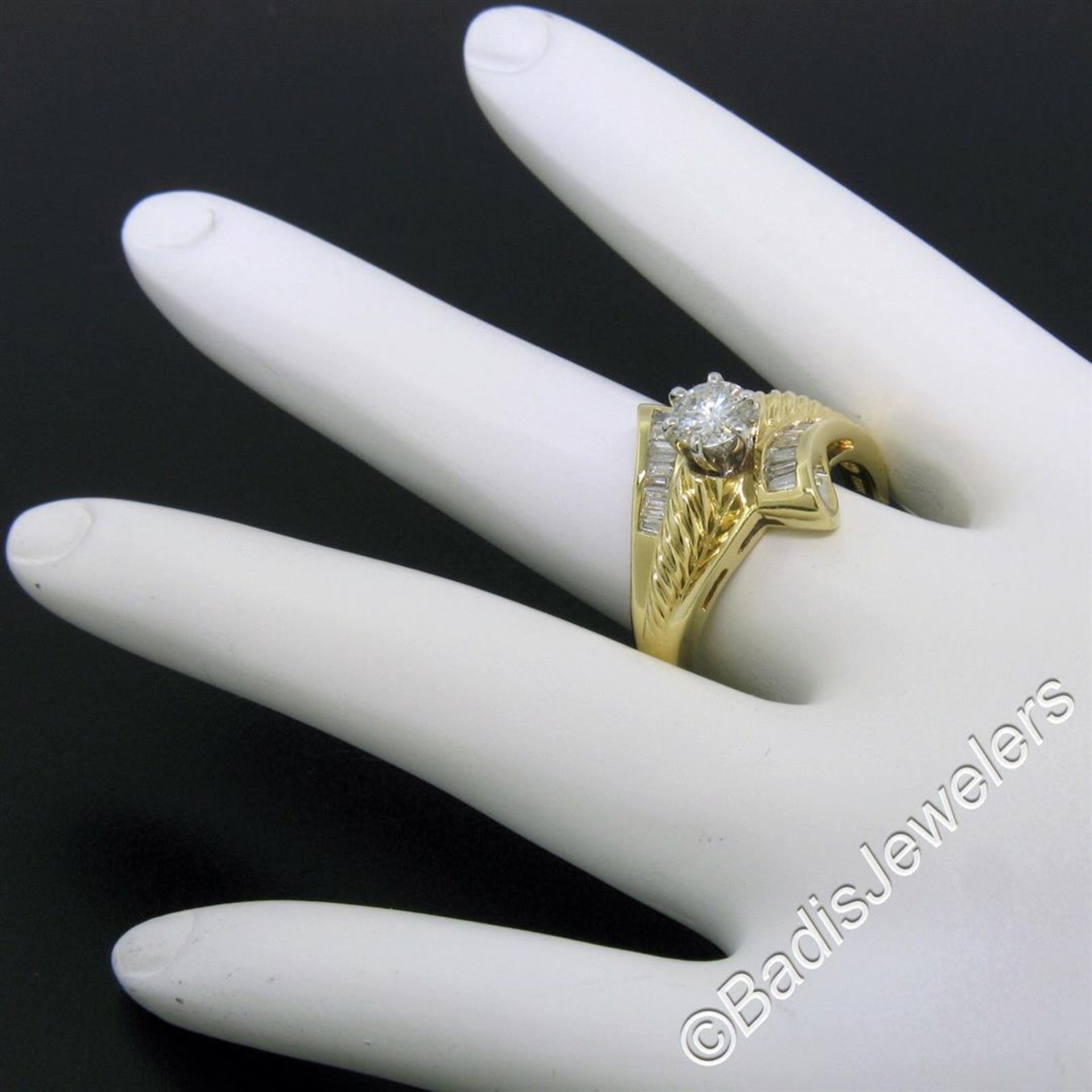 18kt Yellow and White Gold 0.90ctw Round and Baguette Diamond Ring - Image 8 of 8