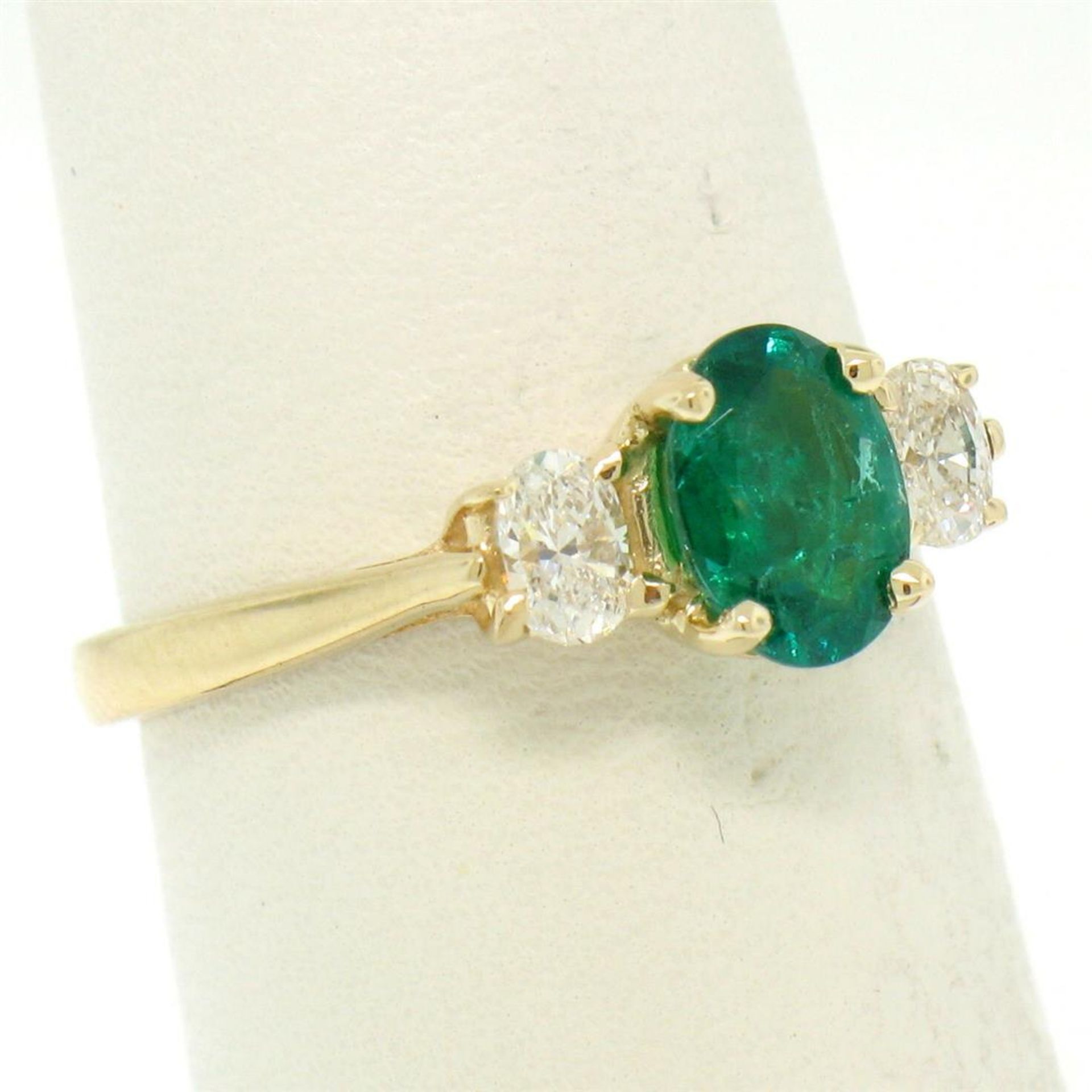 14k Solid Yellow Gold 1.03 ctw Three Stone Prong Set Oval Emerald & Diamonds Rin - Image 4 of 9