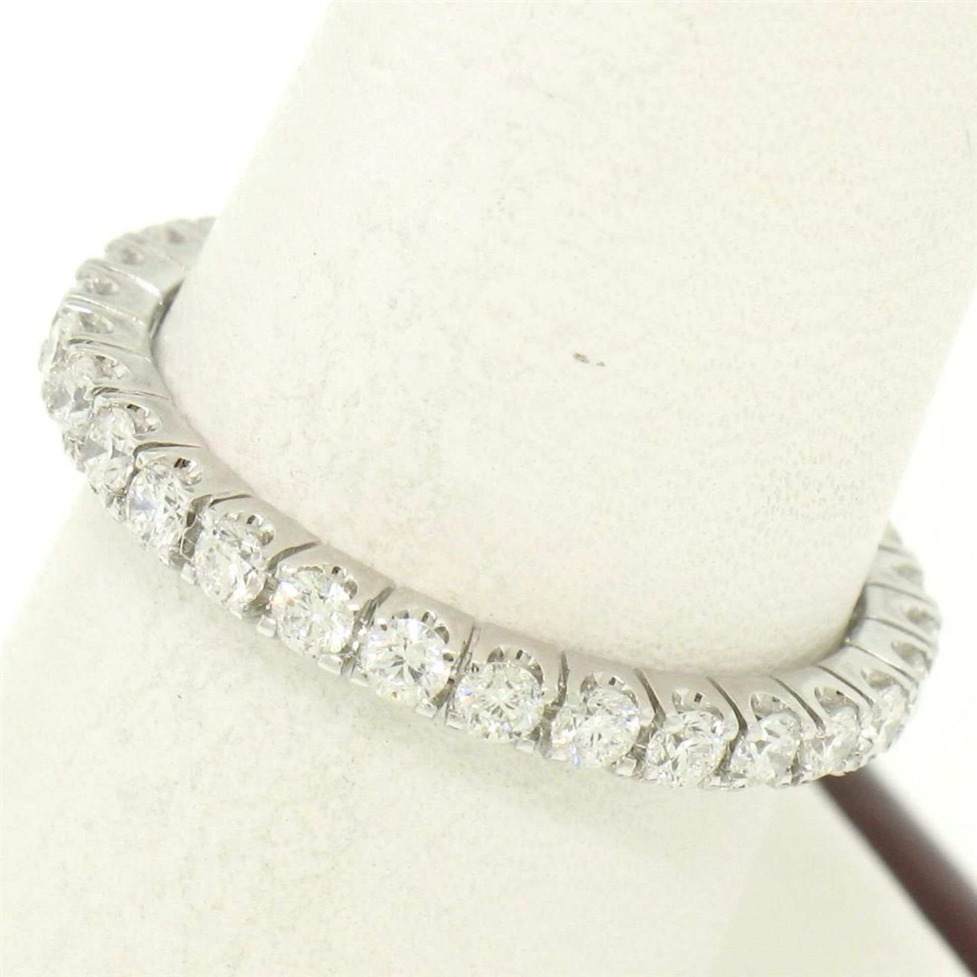 18K White Gold 1.0ctw F VS1 Round Brilliant Prong Set Diamond Eternity Band Ring - Image 6 of 7