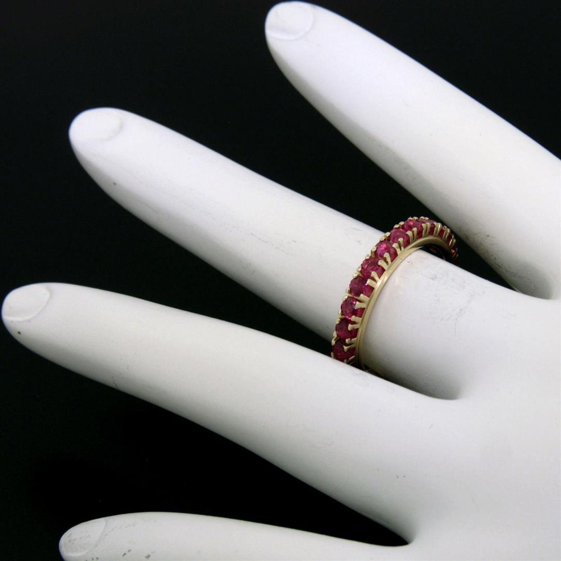 14K Yellow Gold 2.75ctw 25 Prong Set Blood Red Ruby Eternity Band Ring - Image 4 of 7