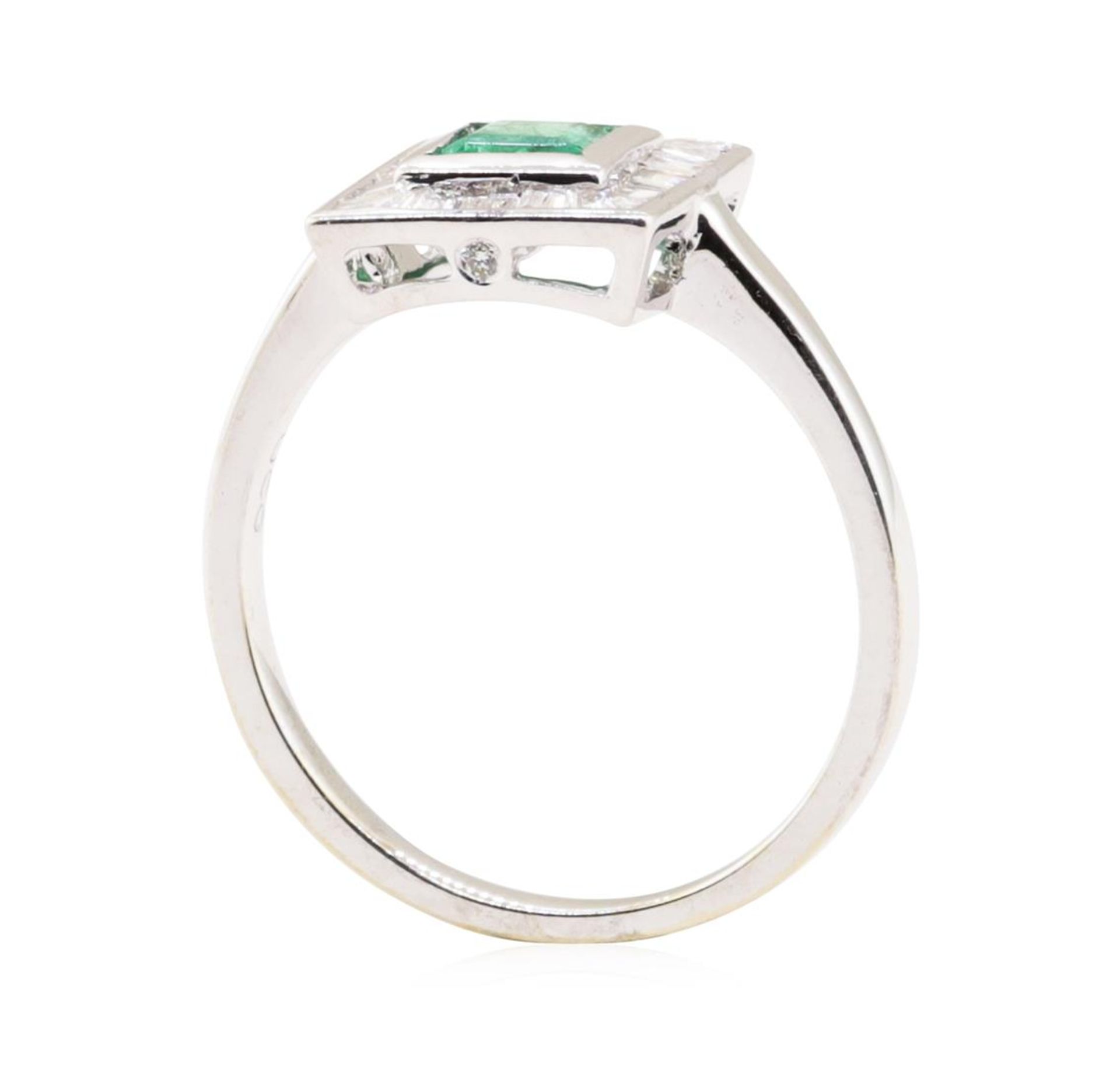 0.41ct Emerald and Diamond Ring - 18KT White Gold - Image 4 of 5