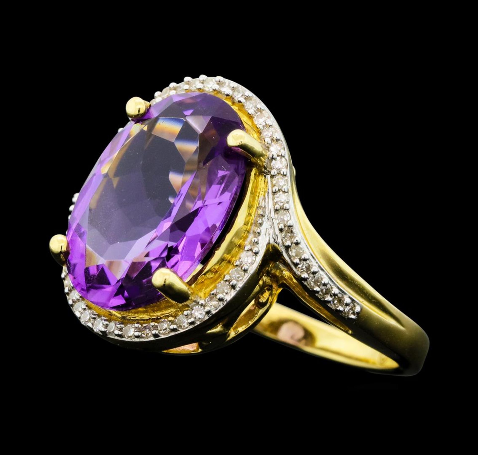 4.90 ct Amethyst And Diamond Ring - 14KT Yellow Gold