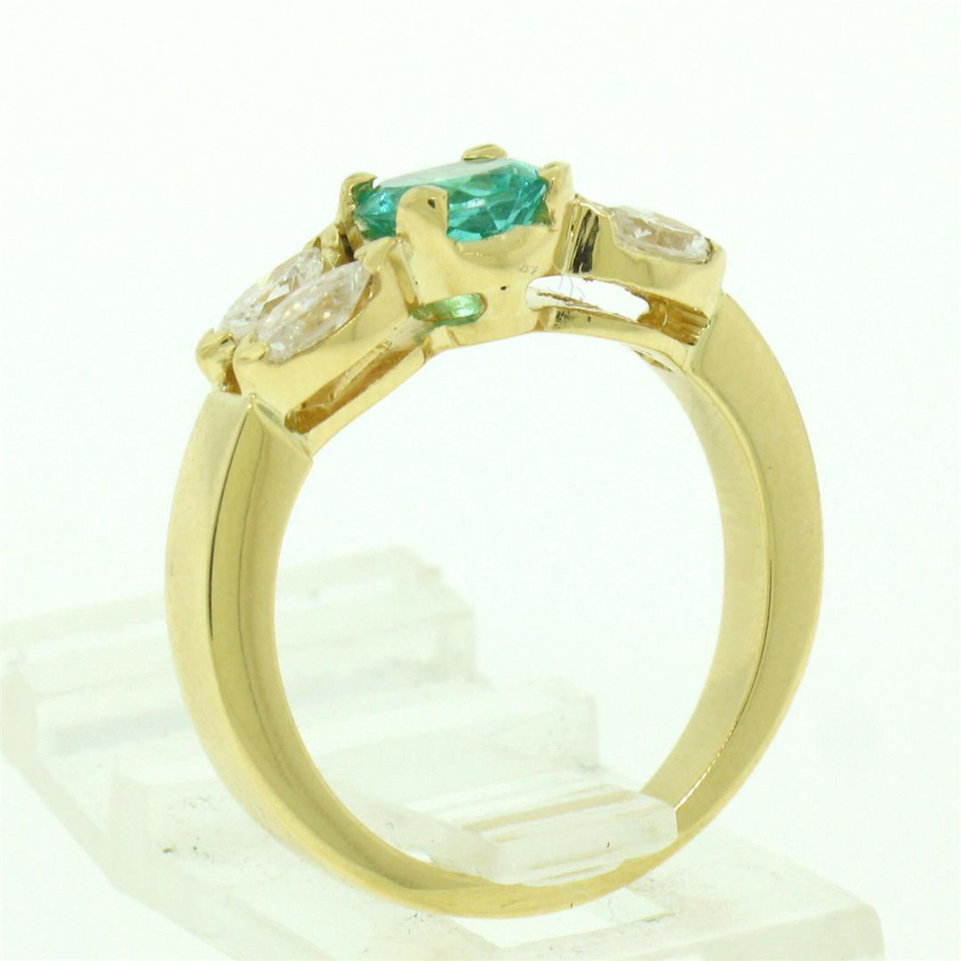 18kt Yellow Gold 1.73ctw Round Emerald and Marquise Diamond Ring - Image 8 of 9