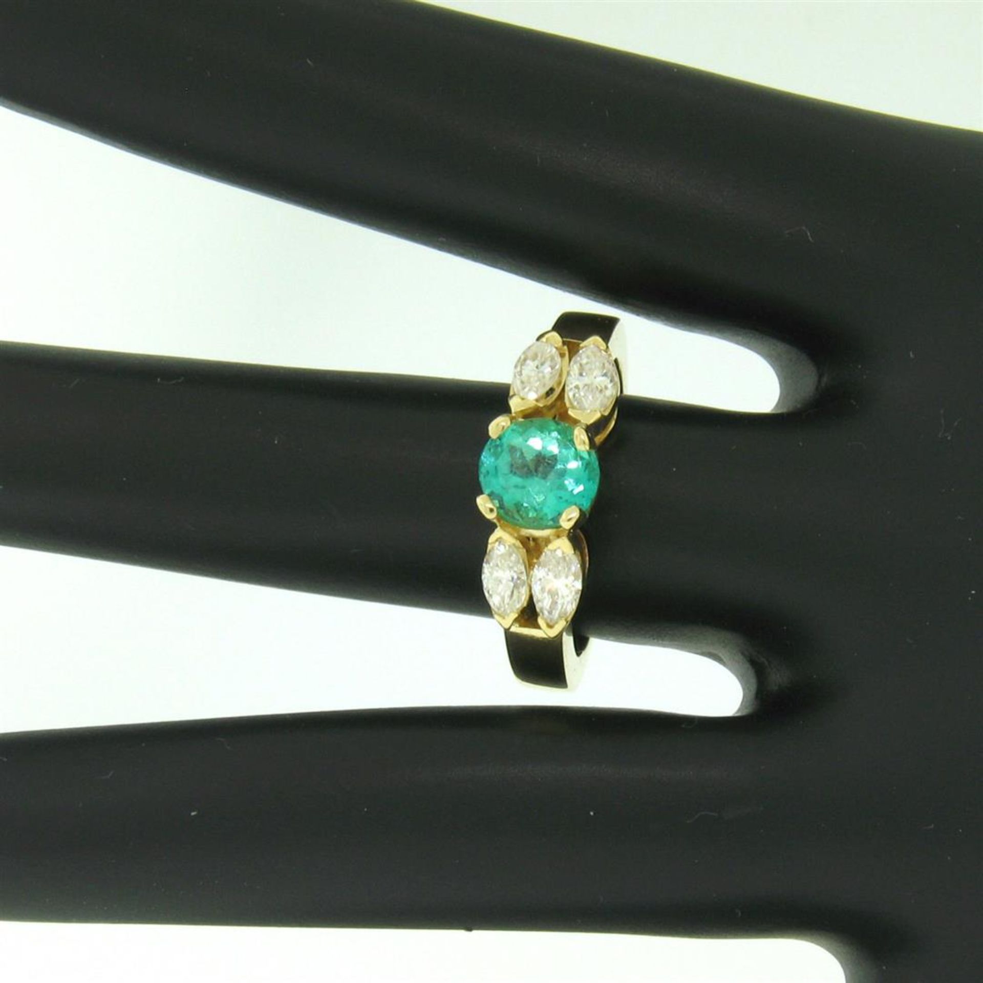 18kt Yellow Gold 1.73ctw Round Emerald and Marquise Diamond Ring - Image 5 of 9