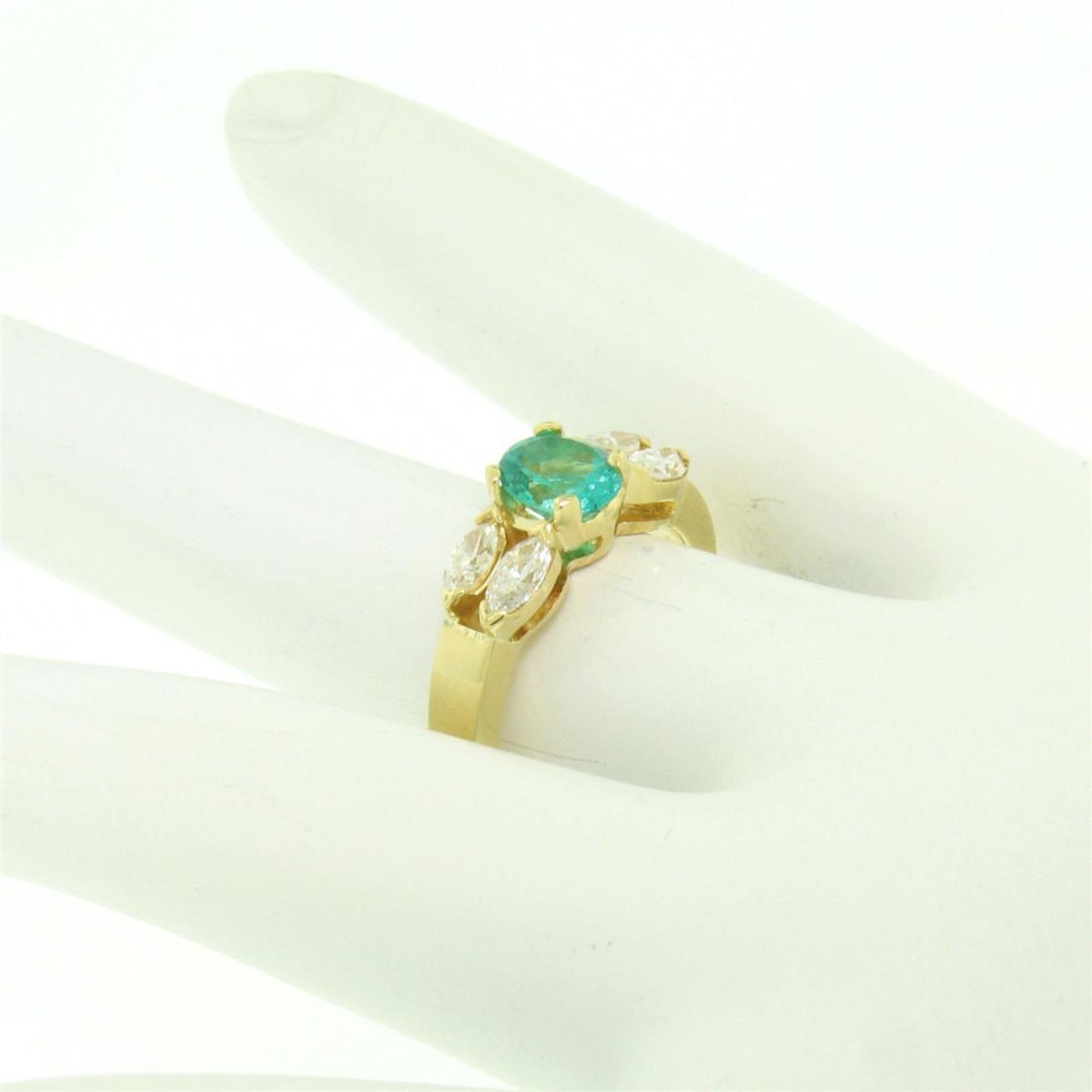 18kt Yellow Gold 1.73ctw Round Emerald and Marquise Diamond Ring - Image 6 of 9