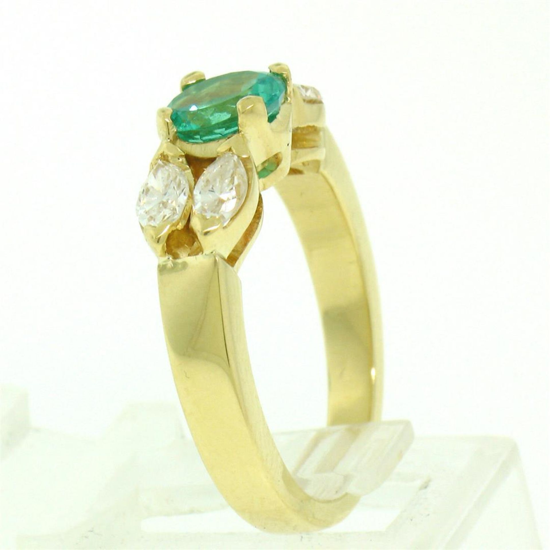 18kt Yellow Gold 1.73ctw Round Emerald and Marquise Diamond Ring - Image 9 of 9