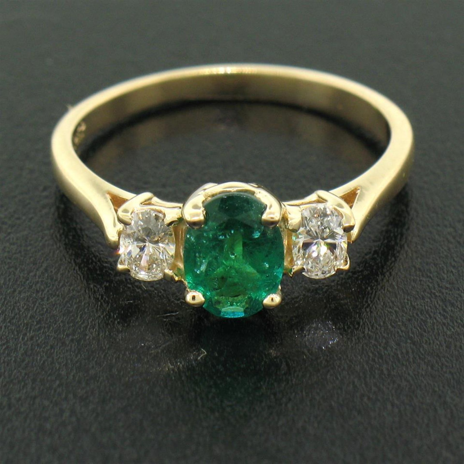 14k Solid Yellow Gold 1.03 ctw Three Stone Prong Set Oval Emerald & Diamonds Rin - Image 5 of 9