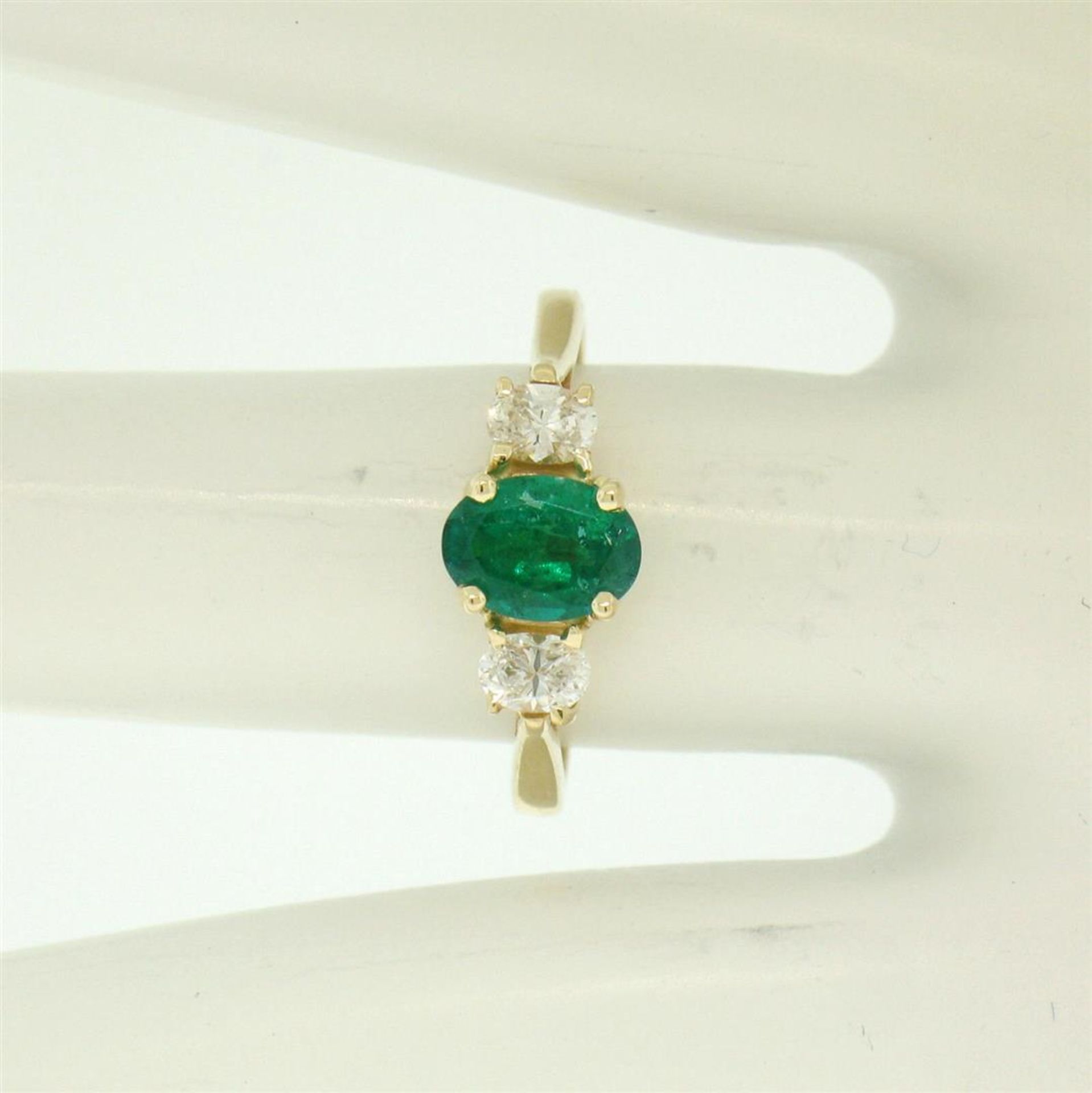 14k Solid Yellow Gold 1.03 ctw Three Stone Prong Set Oval Emerald & Diamonds Rin - Image 7 of 9