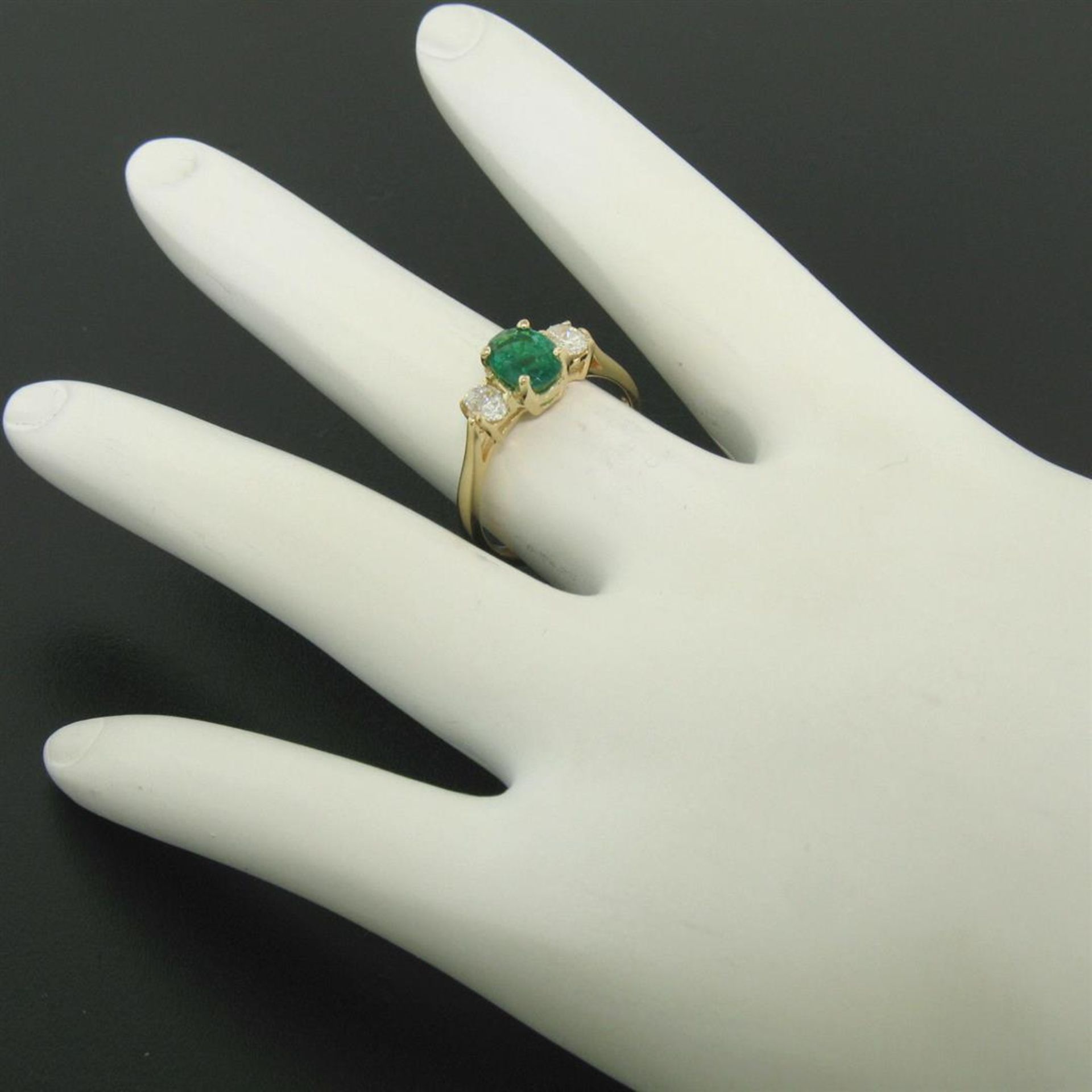 14k Solid Yellow Gold 1.03 ctw Three Stone Prong Set Oval Emerald & Diamonds Rin - Image 6 of 9
