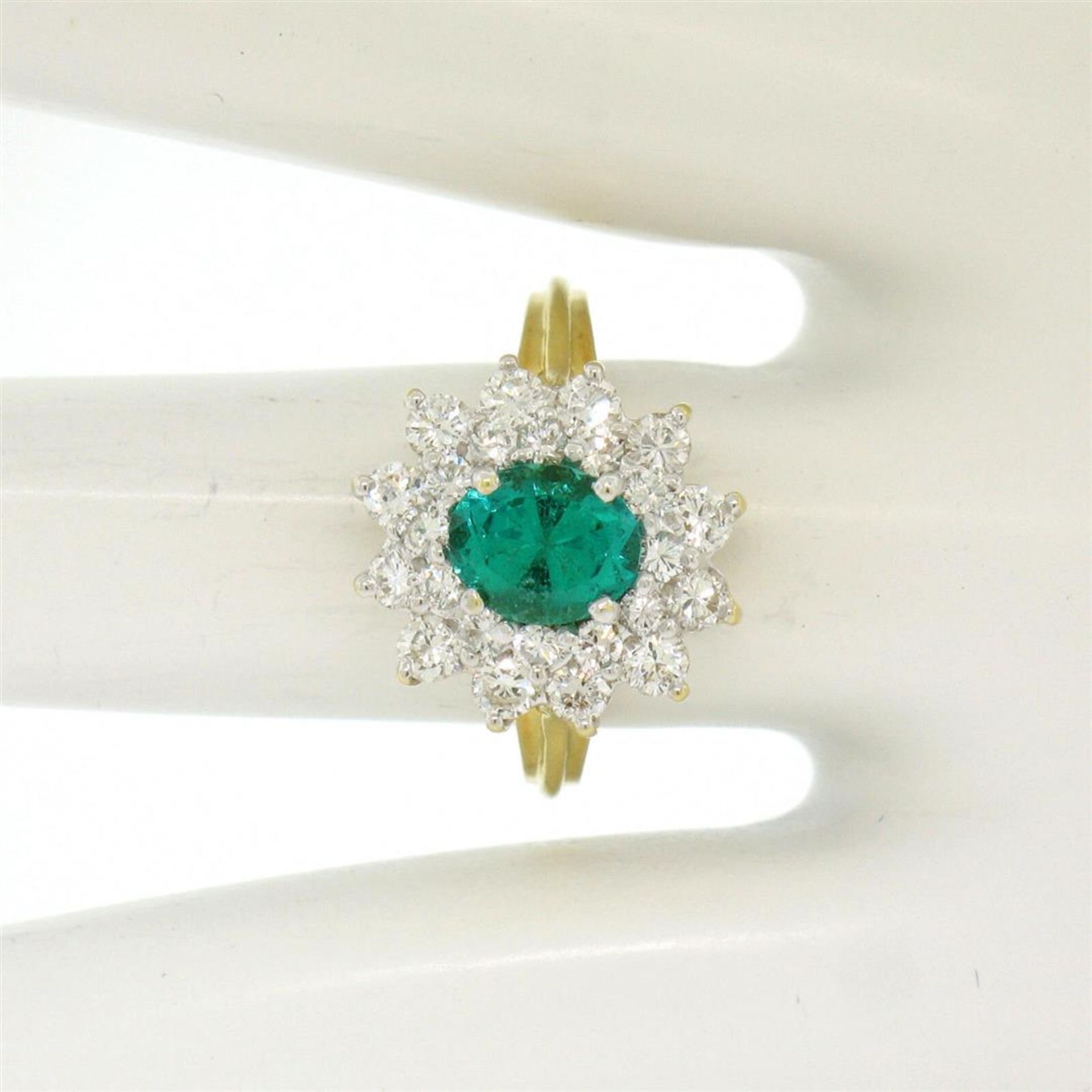 18k Yellow Gold 1.83ctw Oval Colombian Emerald Solitaire Dual Diamond Halo Ring - Image 4 of 9