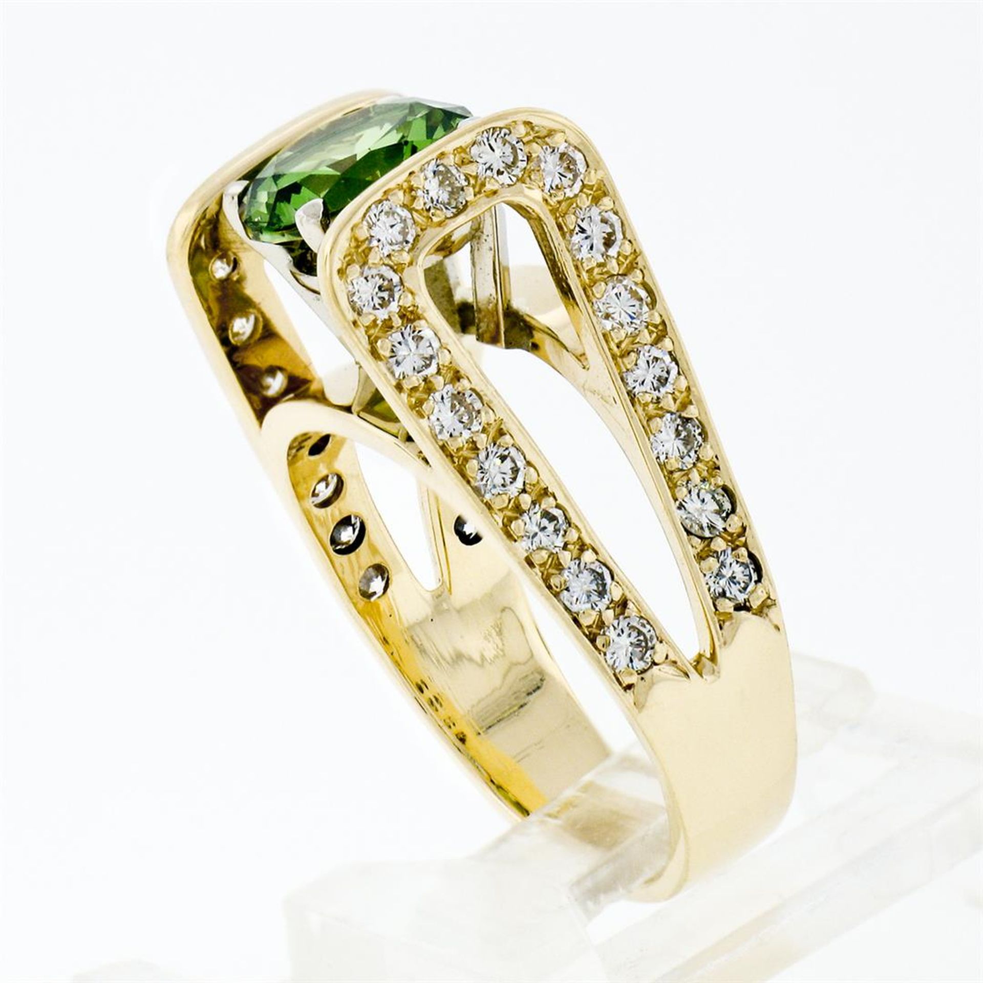 14k Yellow Gold 3.0ctw Round Peridot Solitaire & Ideal Cut Diamond Cocktail Ring - Image 5 of 9