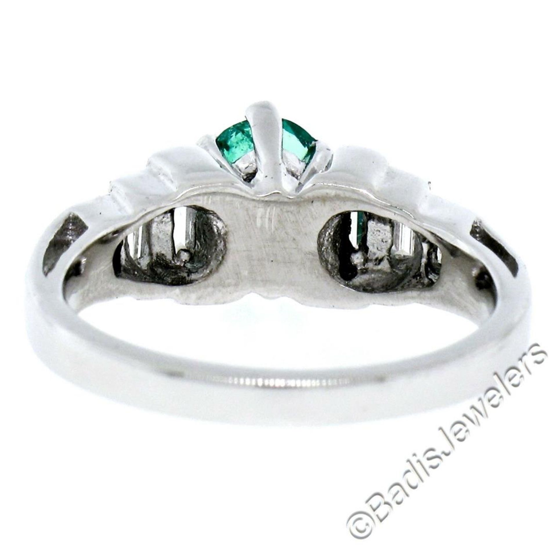 14kt White Gold 1.33ctw Emerald Solitaire and Baguette Diamond Step Ring - Image 5 of 9