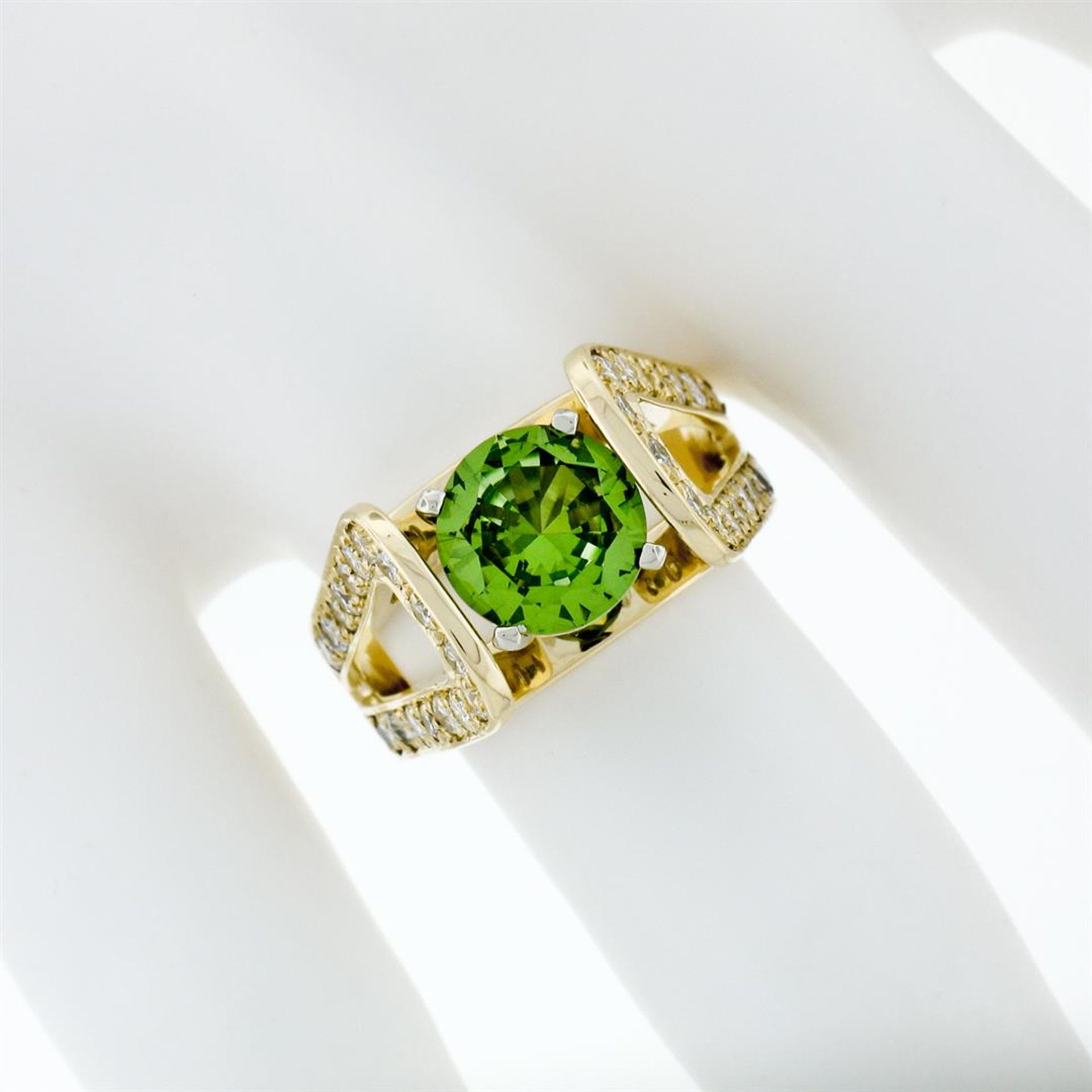 14k Yellow Gold 3.0ctw Round Peridot Solitaire & Ideal Cut Diamond Cocktail Ring - Image 3 of 9