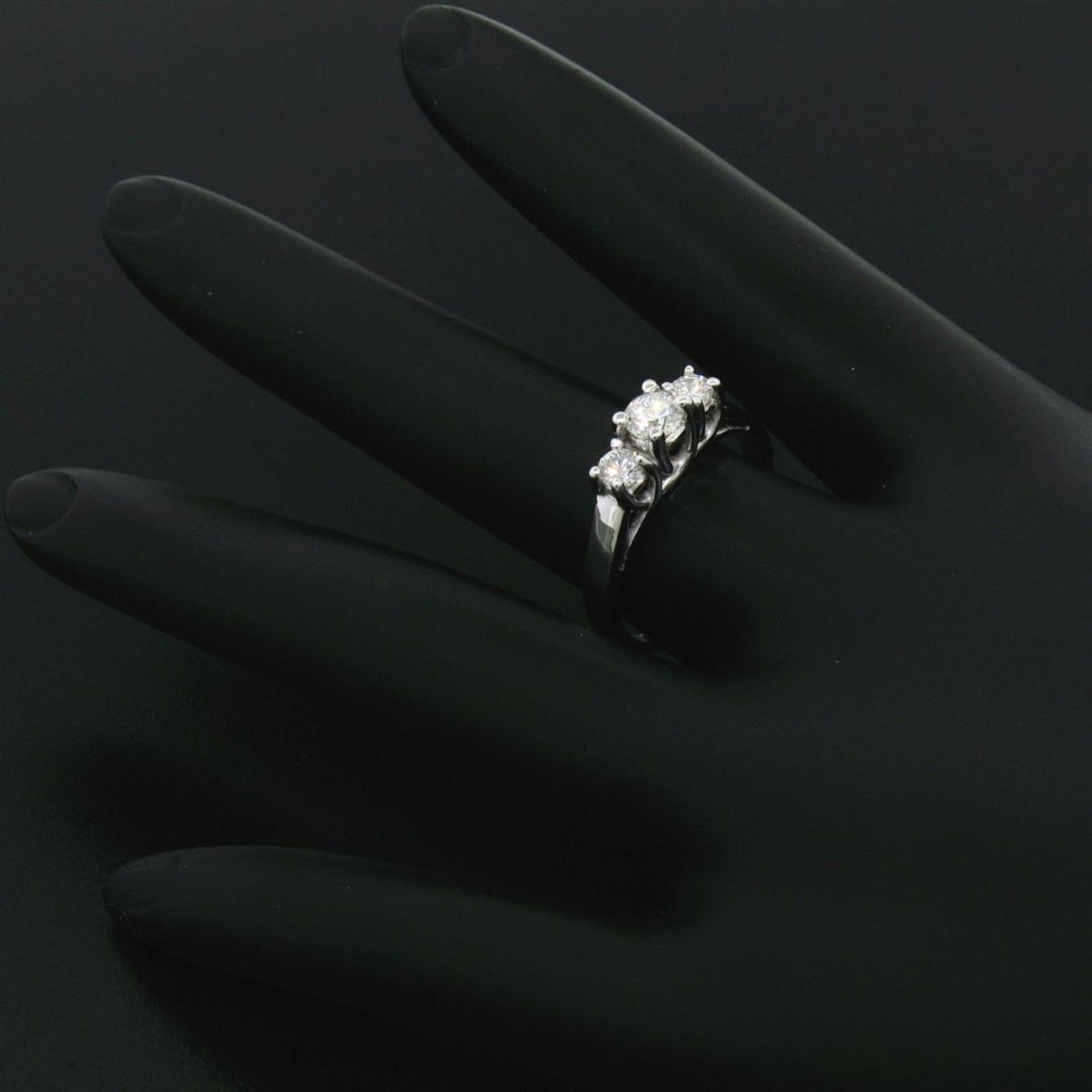 Classic 14k White Gold 0.45ctw Three Stone F VS2 Round Diamond Engagement Ring - Image 5 of 9