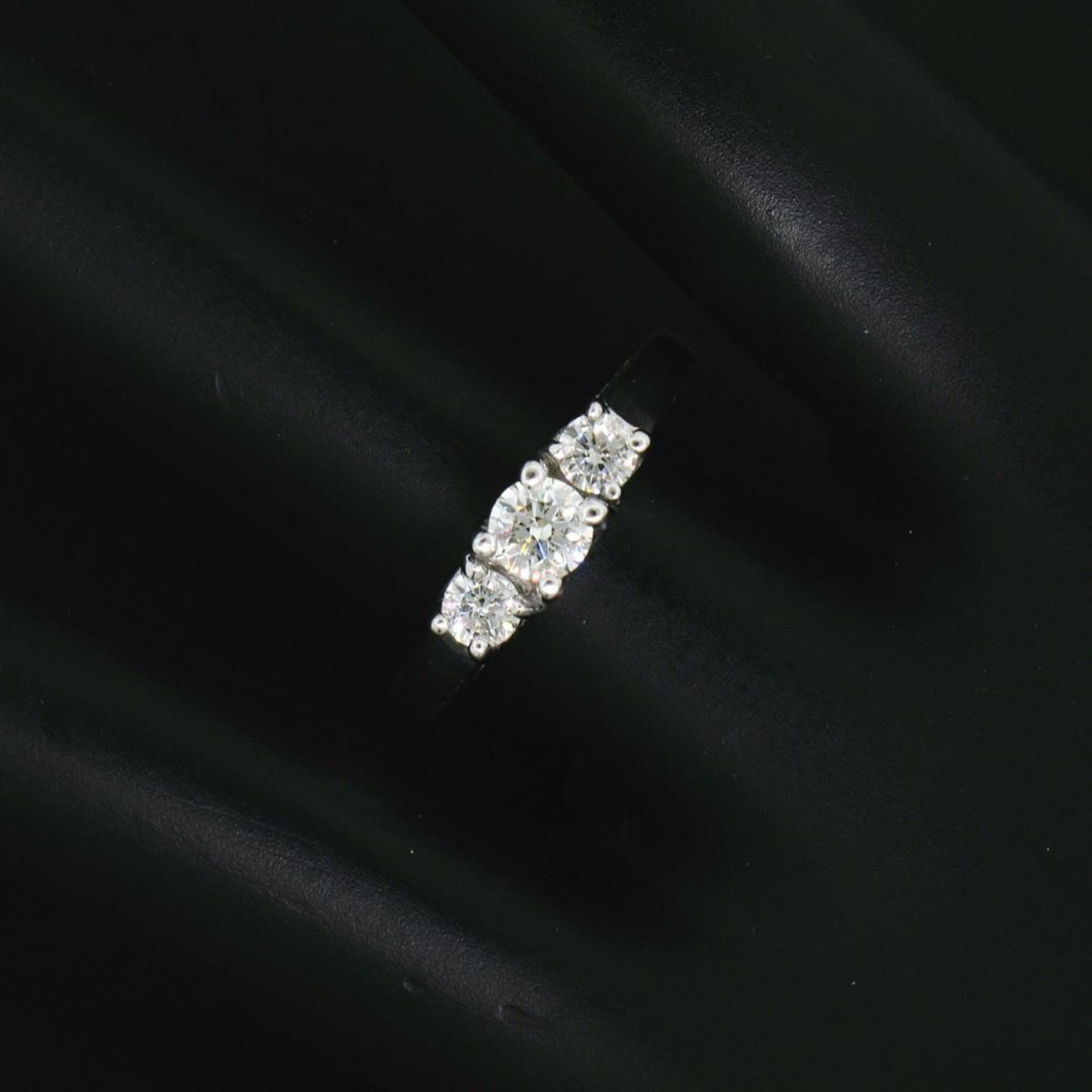 Classic 14k White Gold 0.45ctw Three Stone F VS2 Round Diamond Engagement Ring - Image 3 of 9