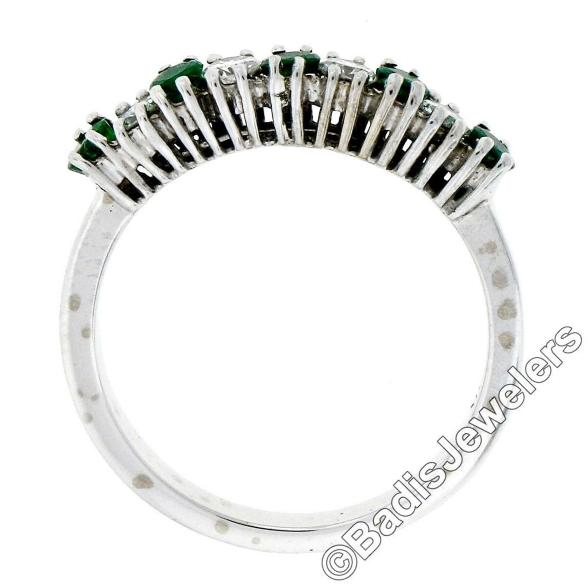 18kt White Gold 1.36ctw Alternating Round Diamond & Emerald Wedding Band Ring - Image 5 of 9