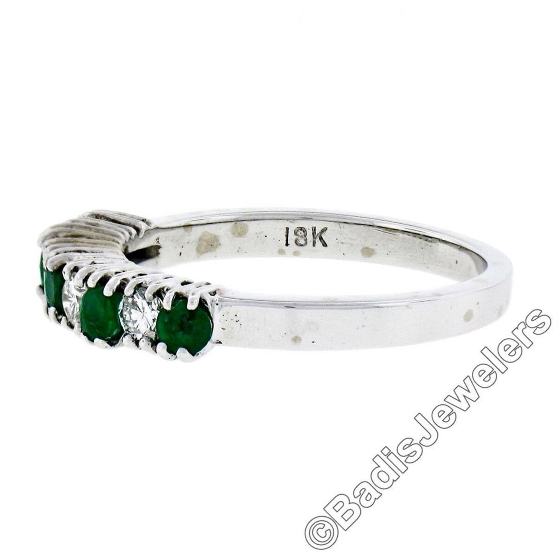 18kt White Gold 1.36ctw Alternating Round Diamond & Emerald Wedding Band Ring - Image 7 of 9