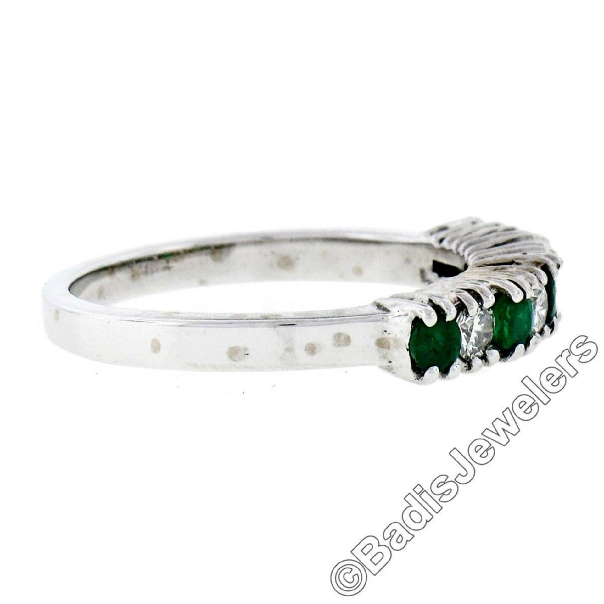 18kt White Gold 1.36ctw Alternating Round Diamond & Emerald Wedding Band Ring - Image 8 of 9