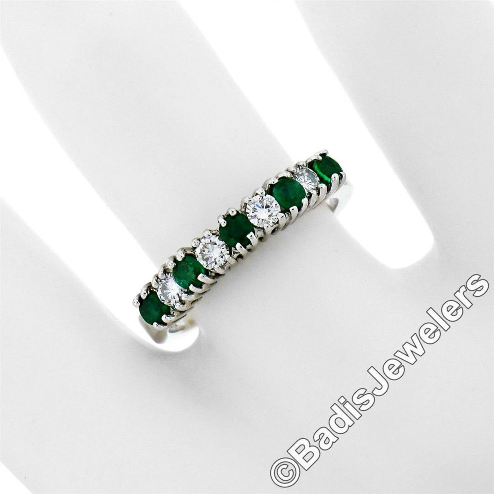 18kt White Gold 1.36ctw Alternating Round Diamond & Emerald Wedding Band Ring - Image 3 of 9