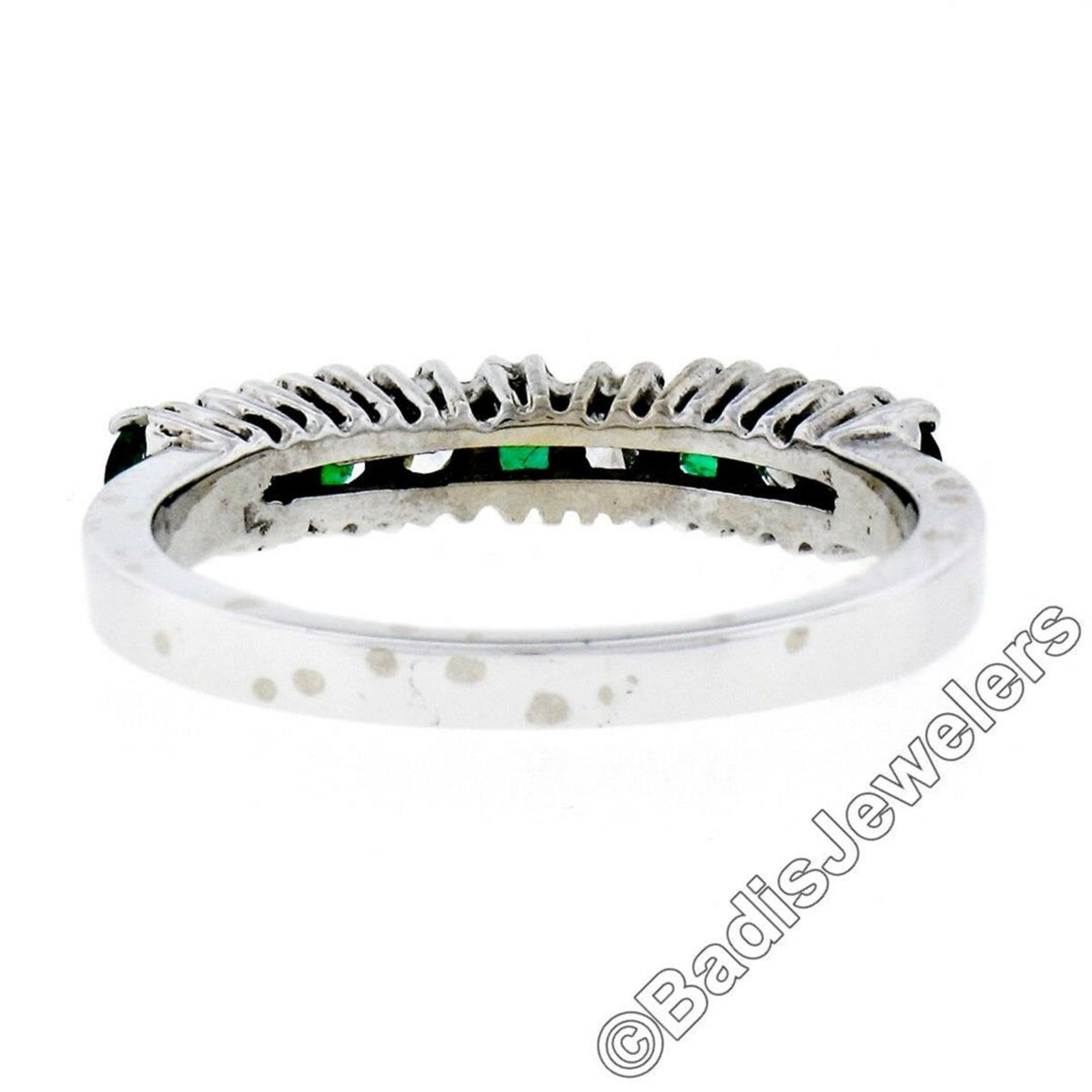 18kt White Gold 1.36ctw Alternating Round Diamond & Emerald Wedding Band Ring - Image 9 of 9