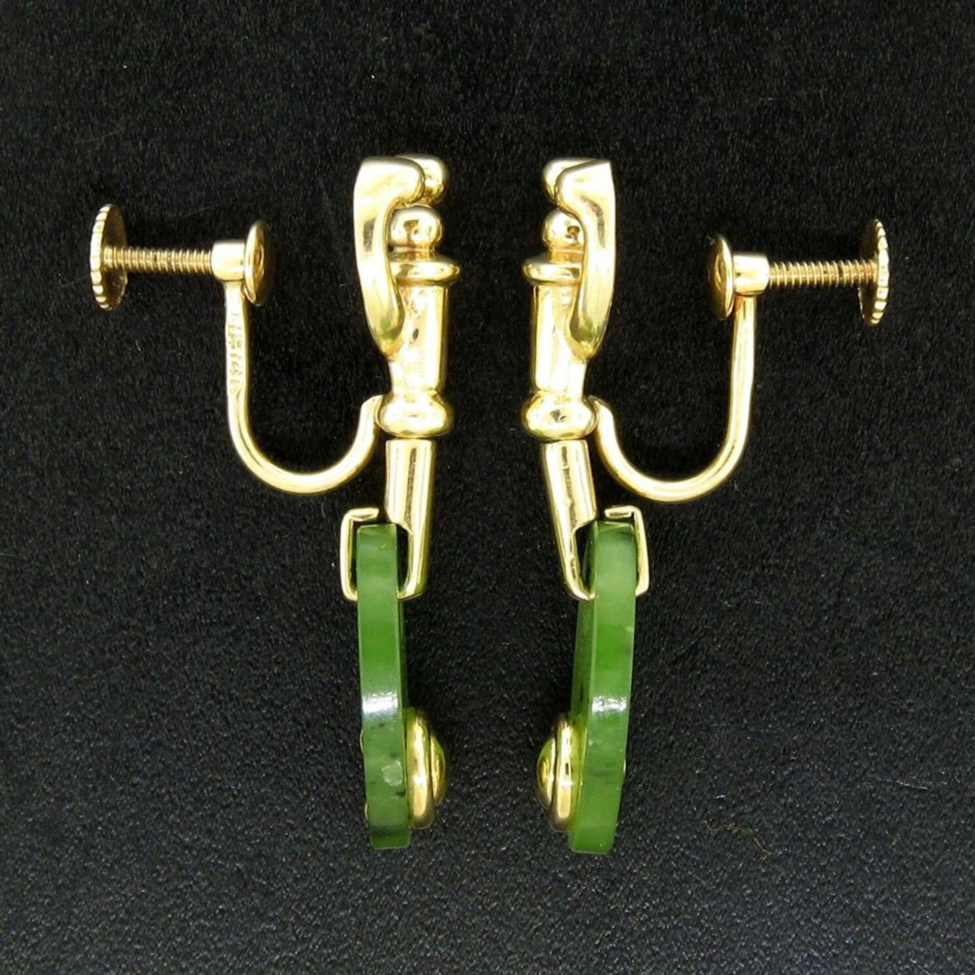 Estate 14kt Yellow Gold Oval Disk Jade Screw On Drop Dangle Earrings - Image 6 of 7