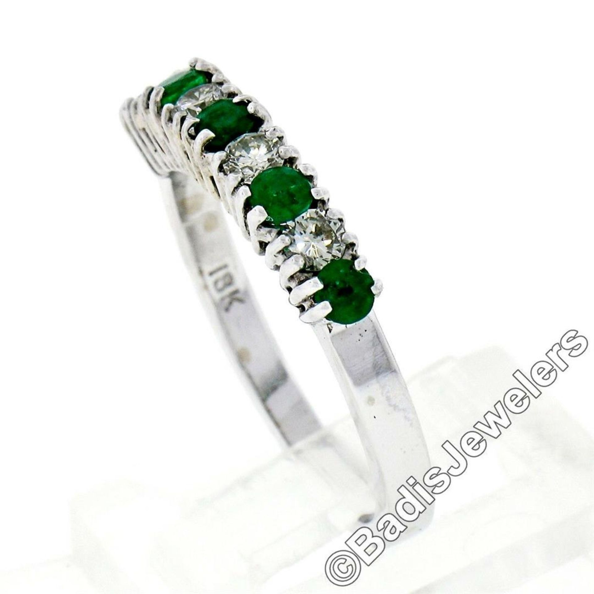 18kt White Gold 1.36ctw Alternating Round Diamond & Emerald Wedding Band Ring - Image 6 of 9