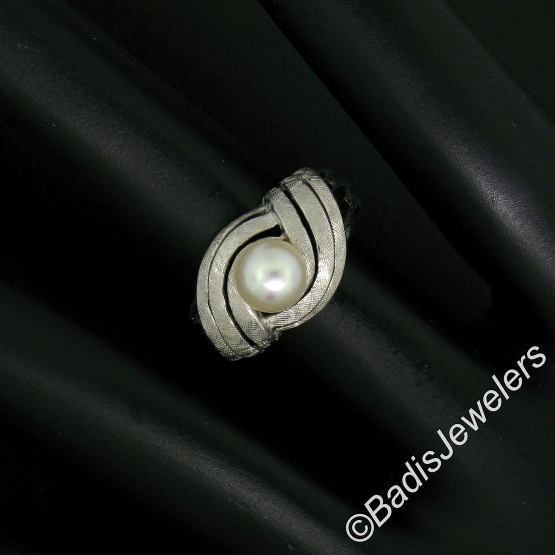 Vintage 14kt White Gold 6.3mm Round Pearl Solitaire Florentine Finished Open Swi - Image 3 of 6