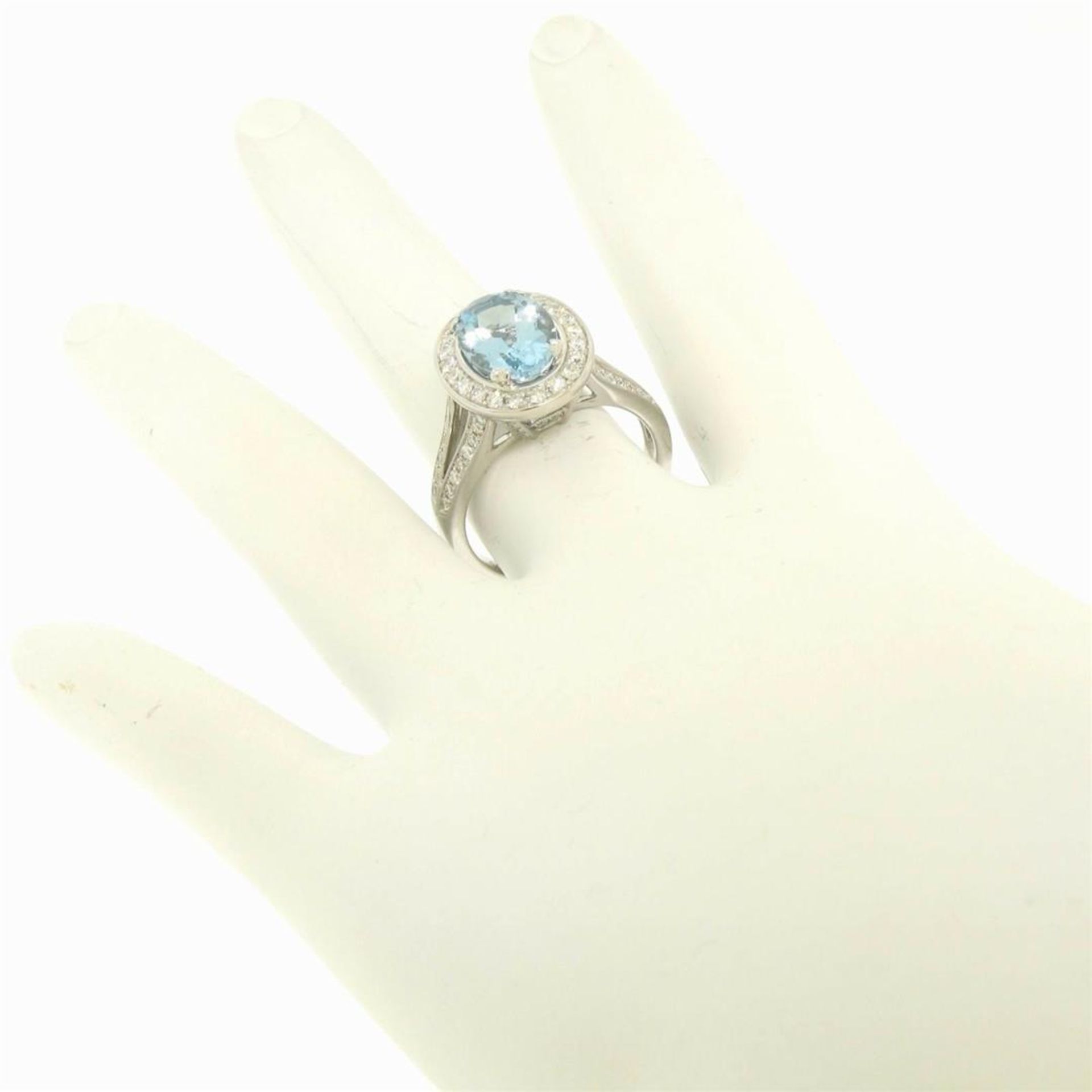 Modern 18K White Gold 3.07ct Oval Aquamarine Diamond Sylvie Split Shank Ring - Image 9 of 9
