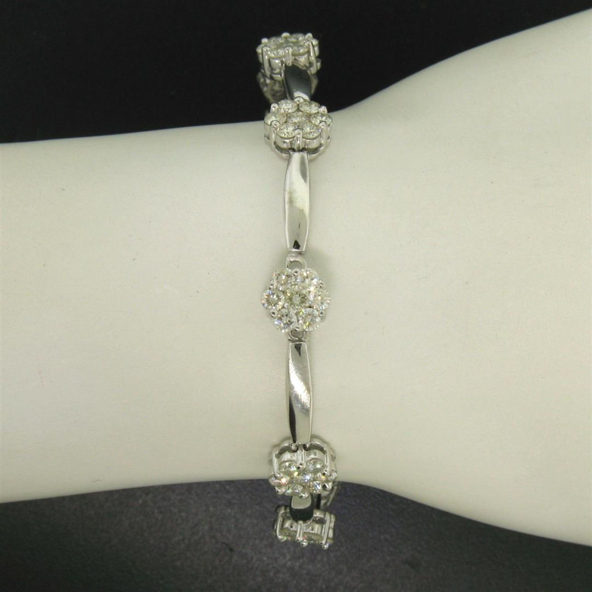 14K White Gold 7" 4.65ctw Round Diamond Flower Cluster Bar Link Tennis Bracelet - Image 4 of 7