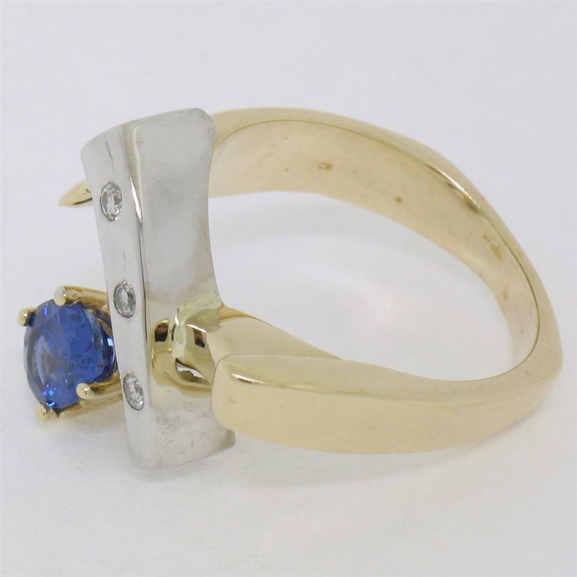 Two Tone 14K Gold 0.98ctw QUALITY Sapphire Solitaire Ring w/ 3 Diamond Accents - Image 2 of 7