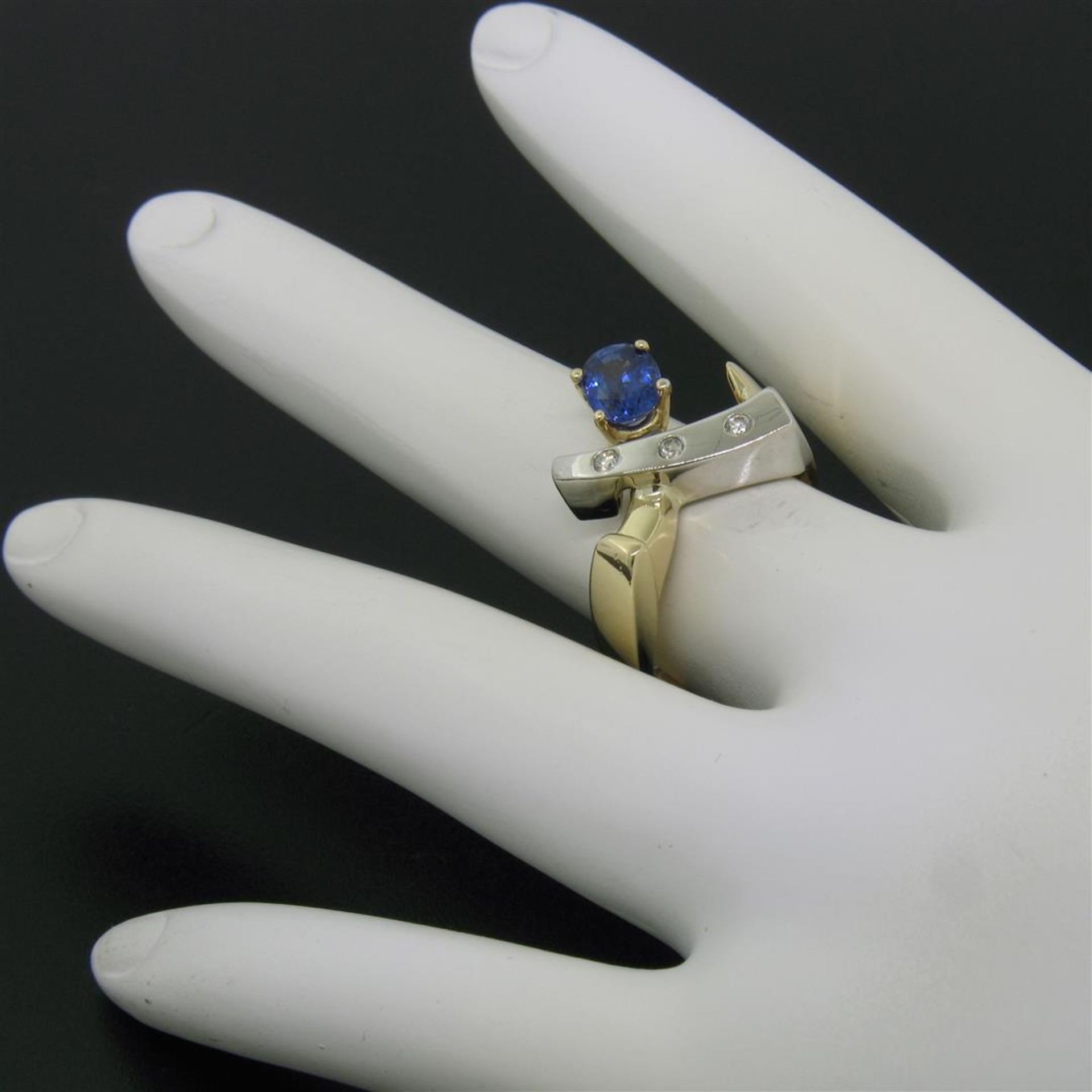 Two Tone 14K Gold 0.98ctw QUALITY Sapphire Solitaire Ring w/ 3 Diamond Accents - Image 6 of 7