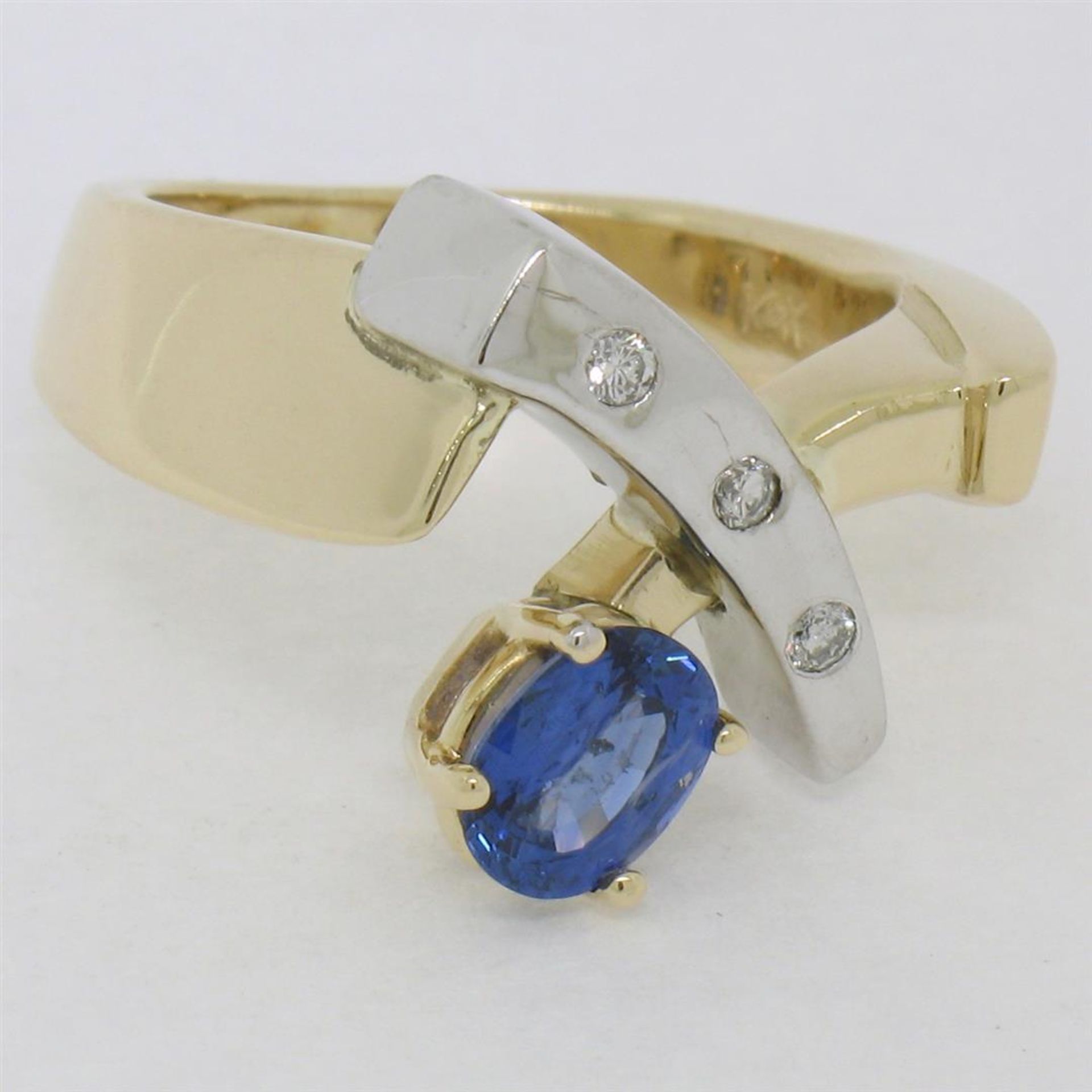 Two Tone 14K Gold 0.98ctw QUALITY Sapphire Solitaire Ring w/ 3 Diamond Accents - Image 3 of 7