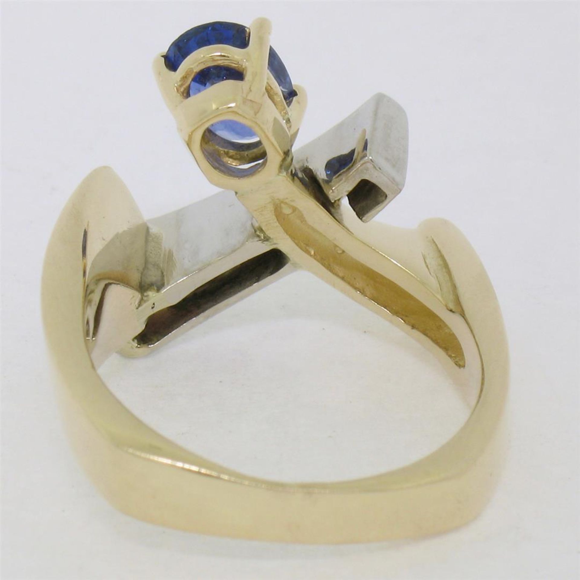 Two Tone 14K Gold 0.98ctw QUALITY Sapphire Solitaire Ring w/ 3 Diamond Accents - Image 4 of 7