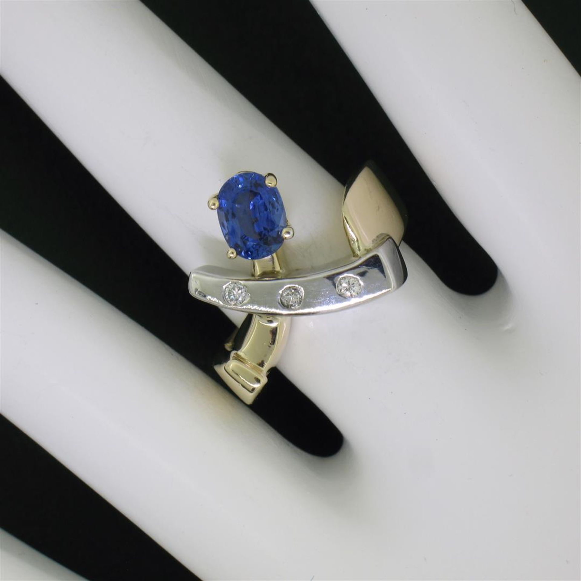 Two Tone 14K Gold 0.98ctw QUALITY Sapphire Solitaire Ring w/ 3 Diamond Accents - Image 7 of 7