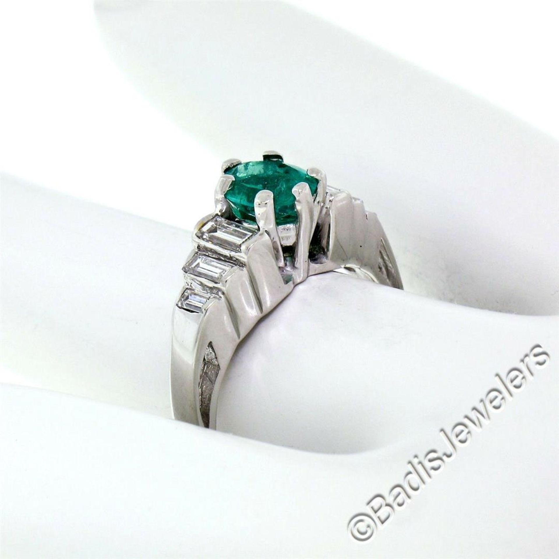 14kt White Gold 1.33ctw Emerald Solitaire and Baguette Diamond Step Ring - Image 8 of 9