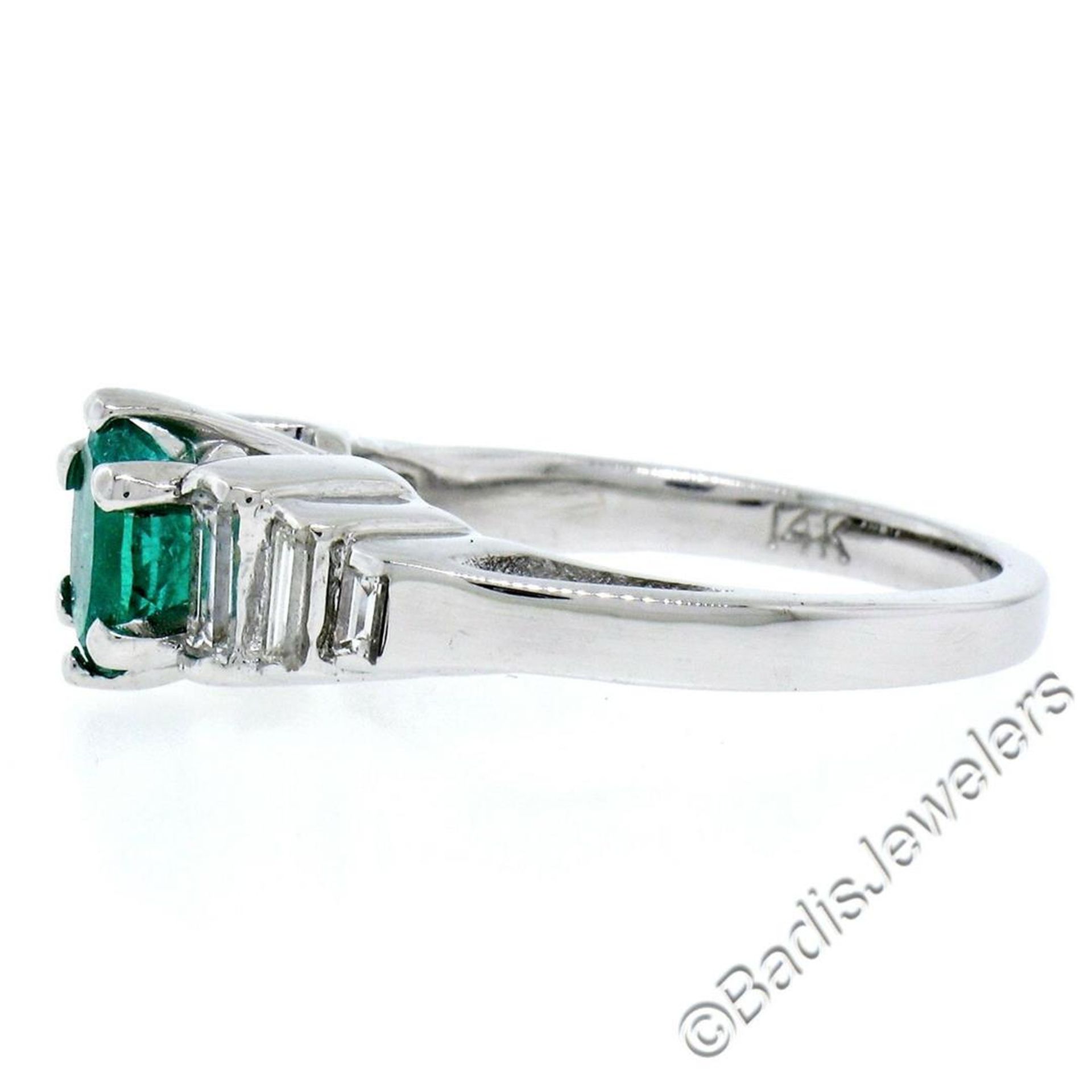 14kt White Gold 1.33ctw Emerald Solitaire and Baguette Diamond Step Ring - Image 3 of 9