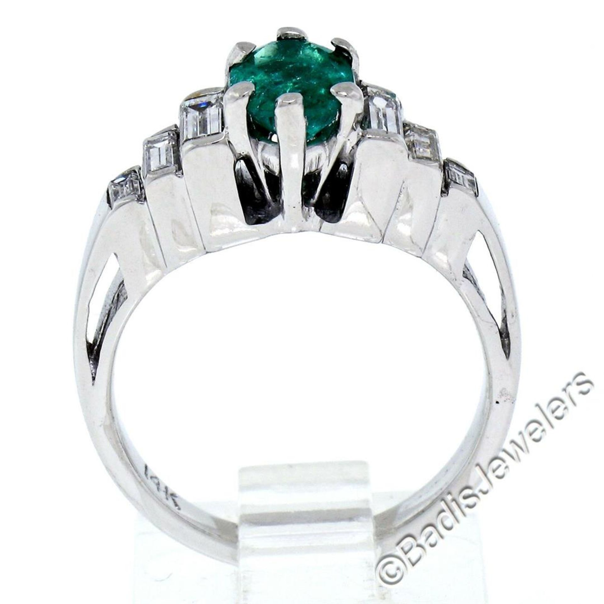 14kt White Gold 1.33ctw Emerald Solitaire and Baguette Diamond Step Ring - Image 6 of 9