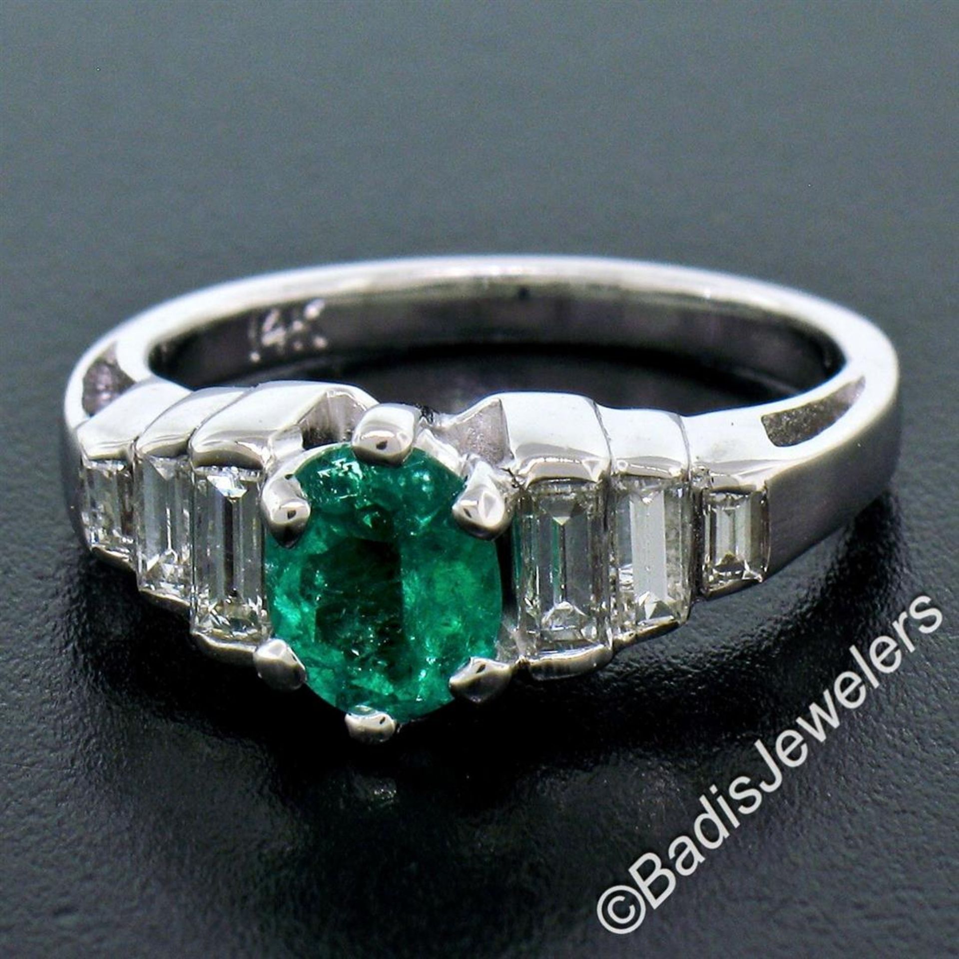14kt White Gold 1.33ctw Emerald Solitaire and Baguette Diamond Step Ring - Image 2 of 9