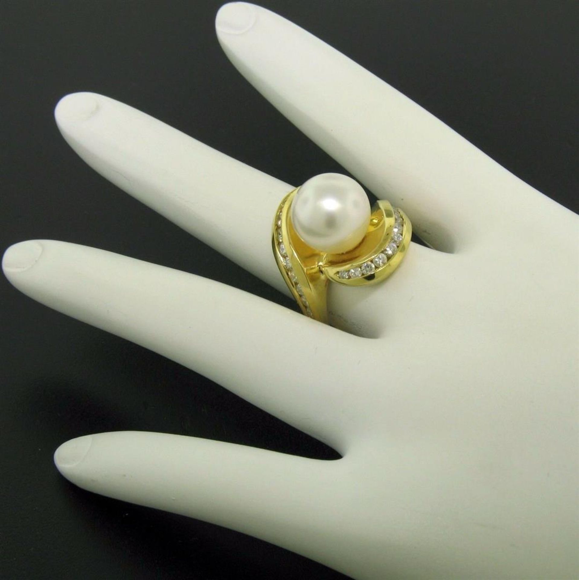 Large 18k Yellow Gold 10.6mm Round White Pearl Solitaire & Diamond Cocktail Ring - Image 7 of 8