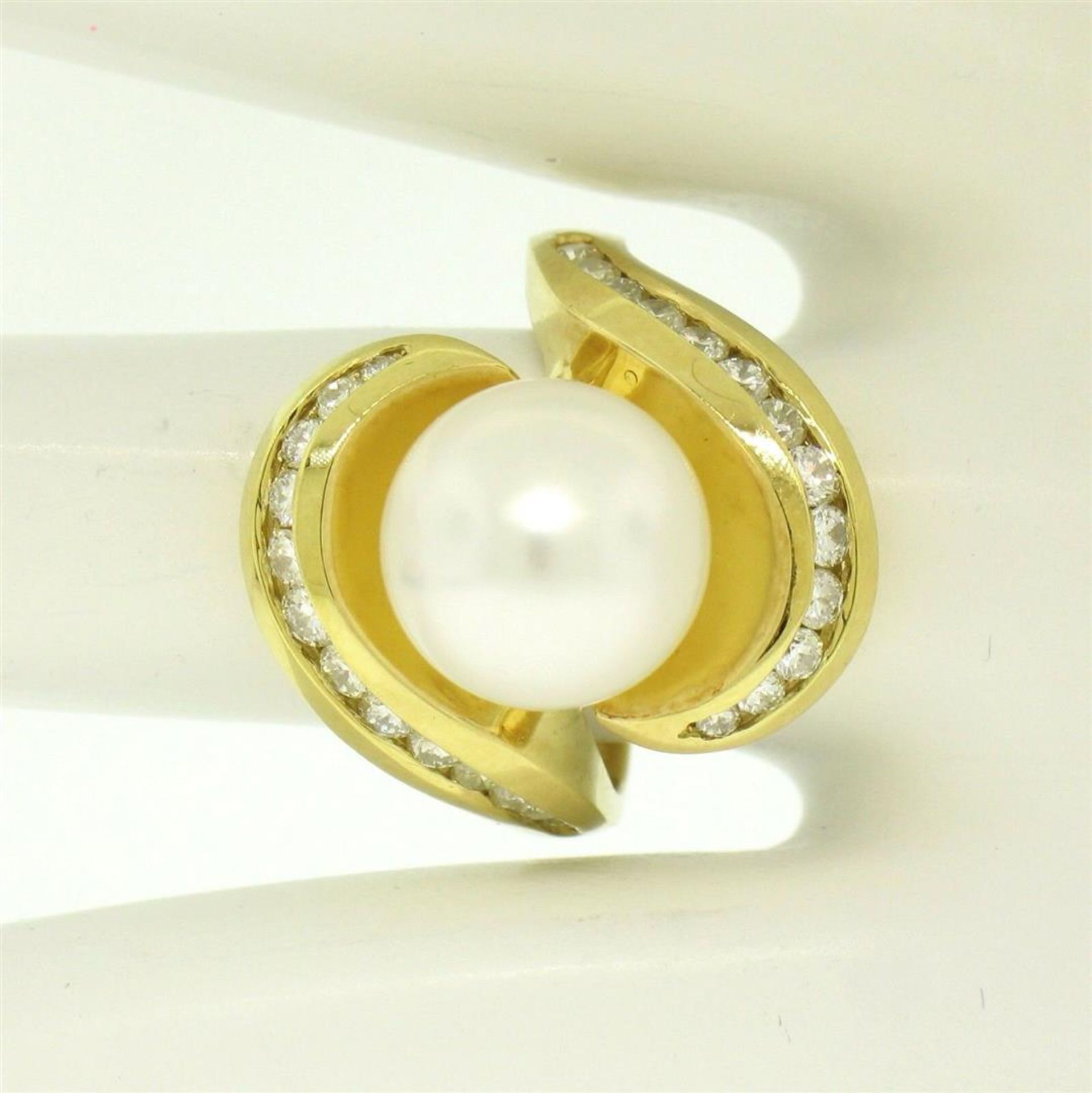 Large 18k Yellow Gold 10.6mm Round White Pearl Solitaire & Diamond Cocktail Ring - Image 8 of 8