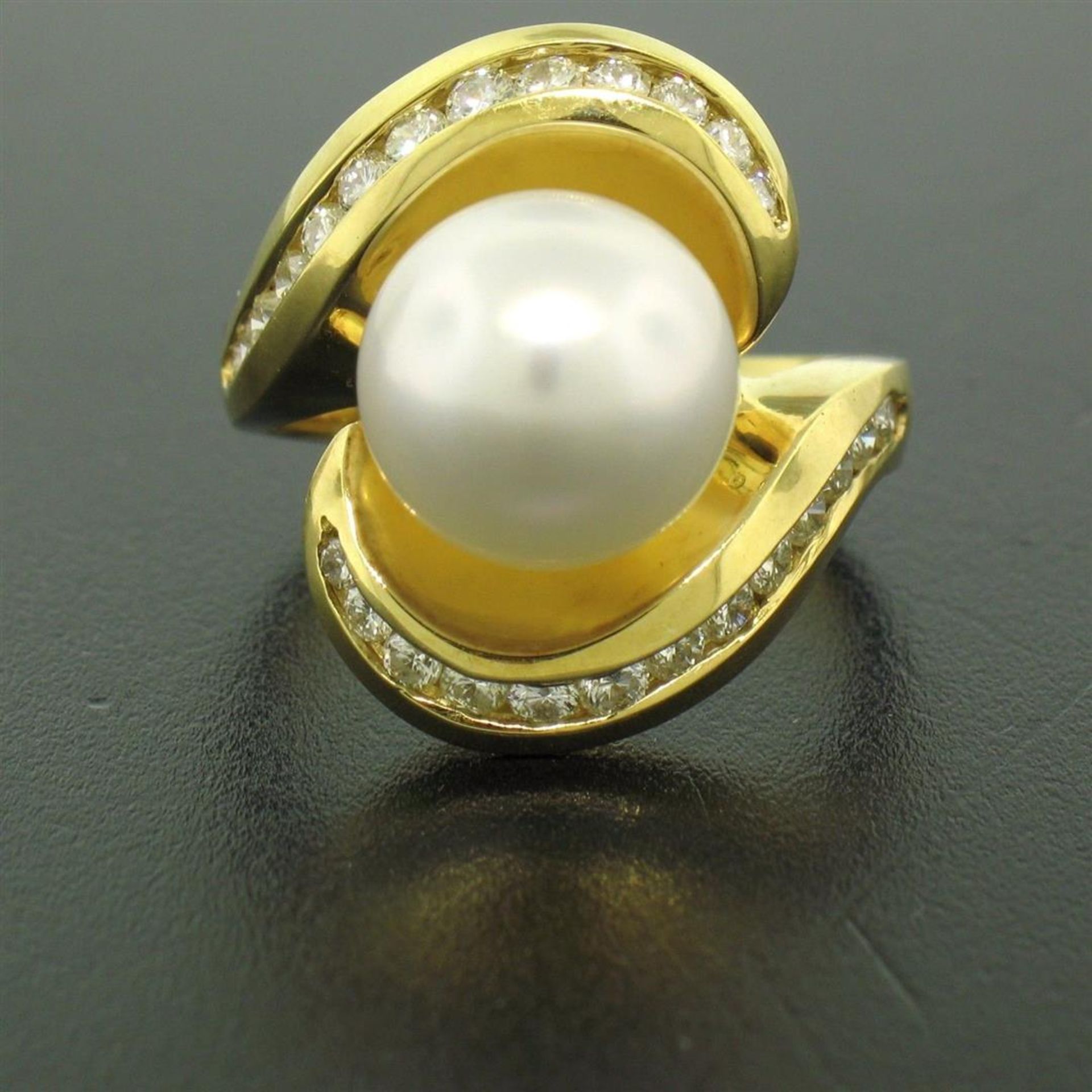 Large 18k Yellow Gold 10.6mm Round White Pearl Solitaire & Diamond Cocktail Ring - Image 6 of 8