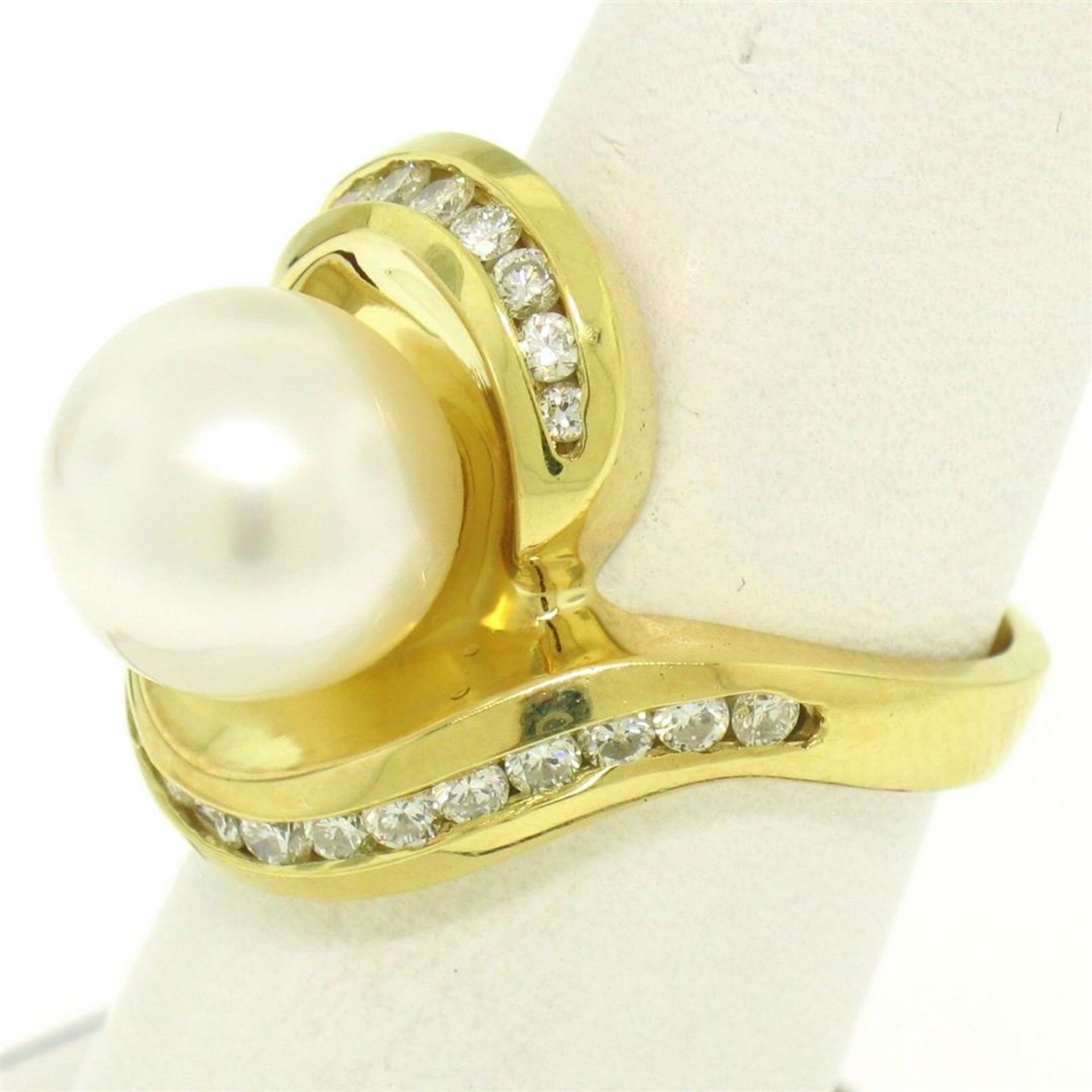 Large 18k Yellow Gold 10.6mm Round White Pearl Solitaire & Diamond Cocktail Ring - Image 3 of 8