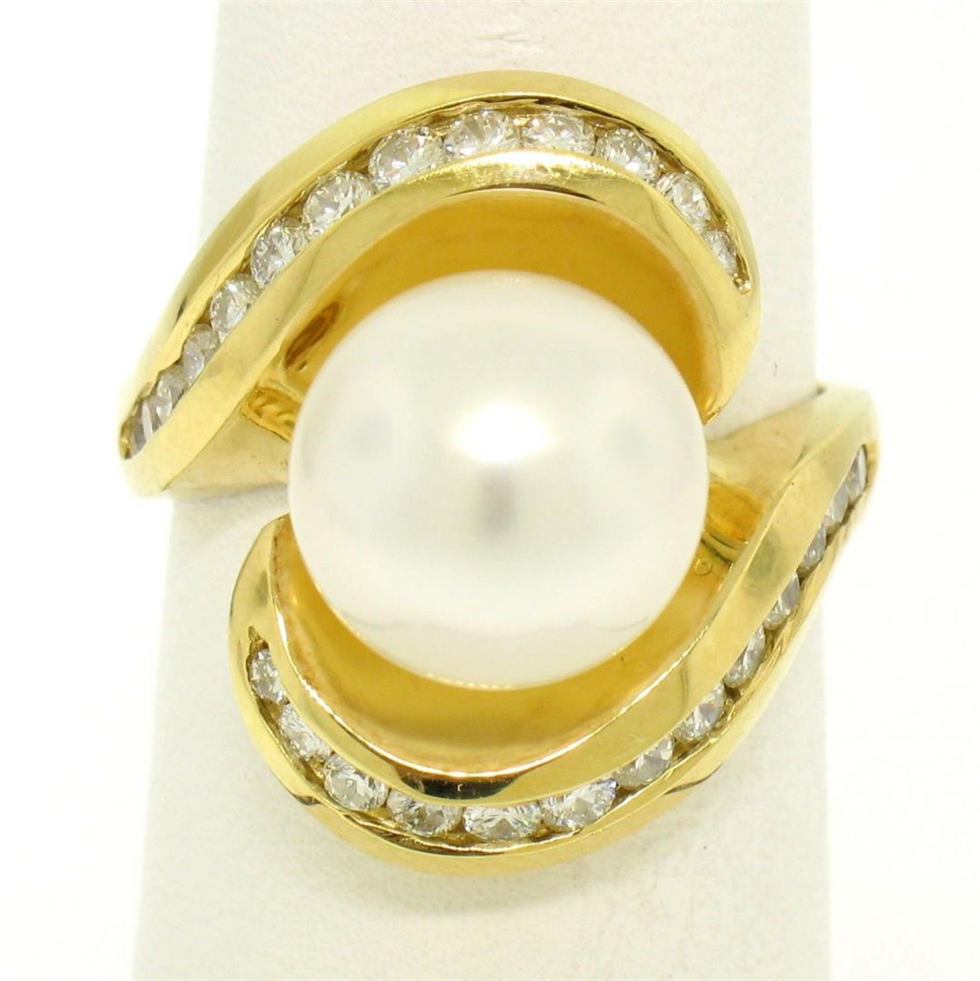 Large 18k Yellow Gold 10.6mm Round White Pearl Solitaire & Diamond Cocktail Ring - Image 4 of 8