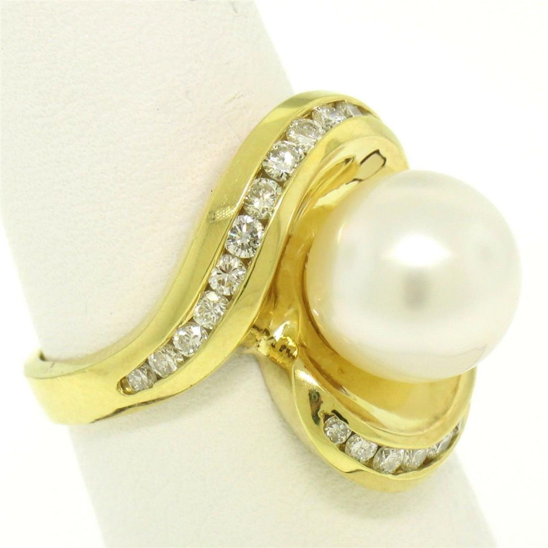 Large 18k Yellow Gold 10.6mm Round White Pearl Solitaire & Diamond Cocktail Ring - Image 2 of 8