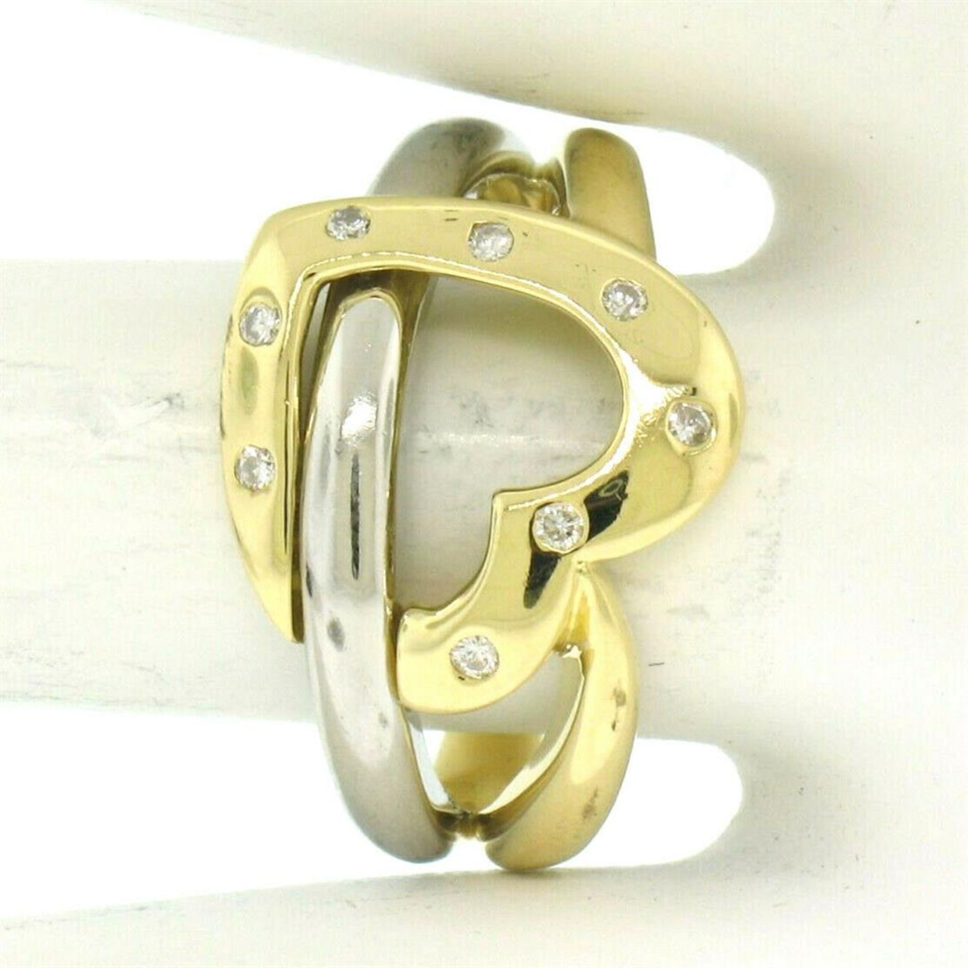 Estate 18k Two Tone Gold 0.12ctw Round Cut Diamond Open Interlocking Heart Ring - Image 5 of 6