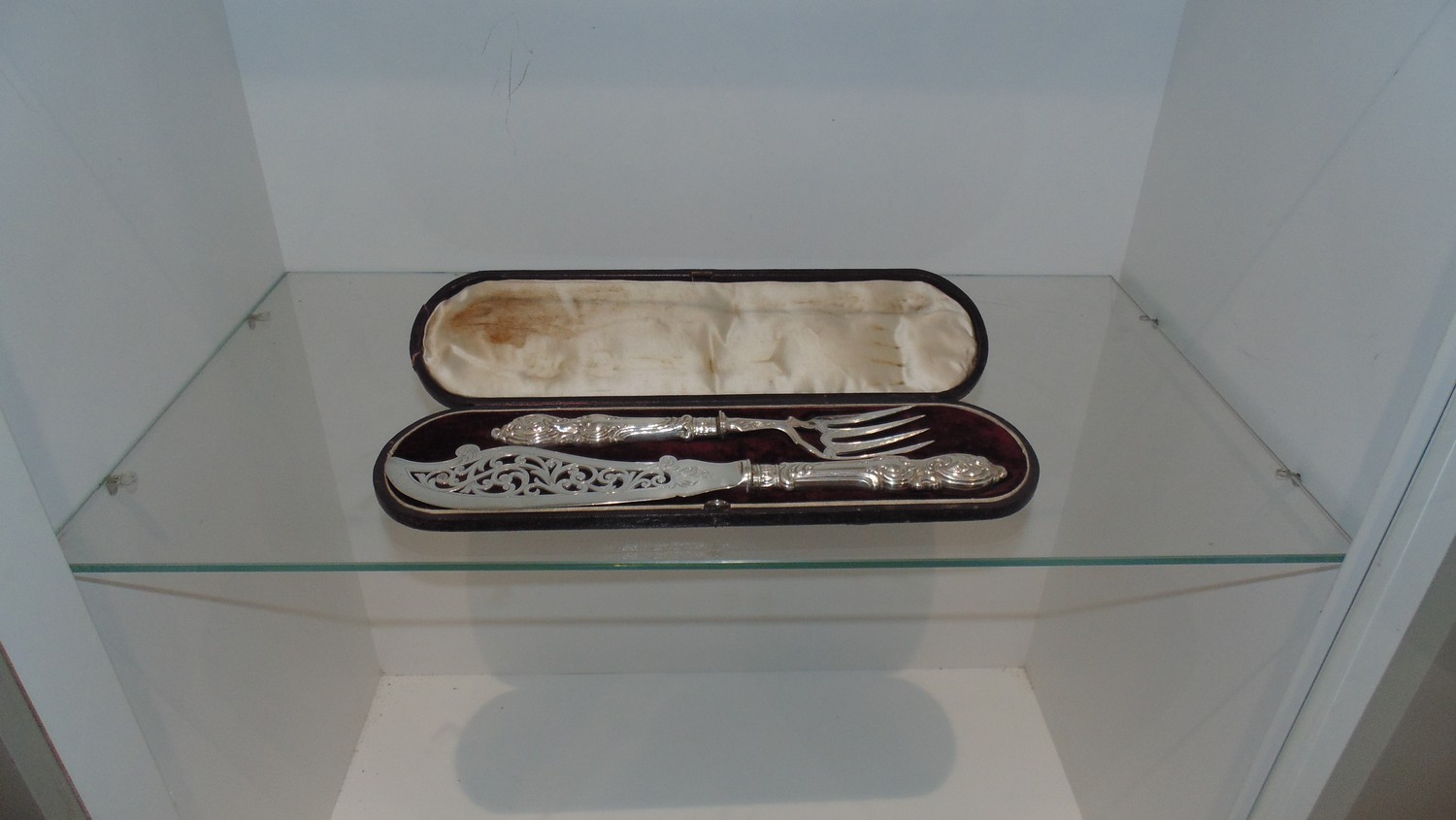 Cake knife and fork in leather bound display case - Image 3 of 3