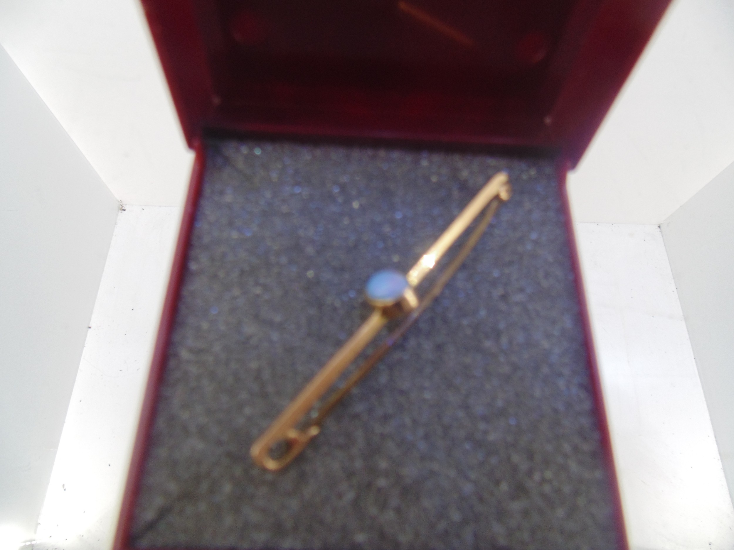 9ct gold tie pin with opal to centre