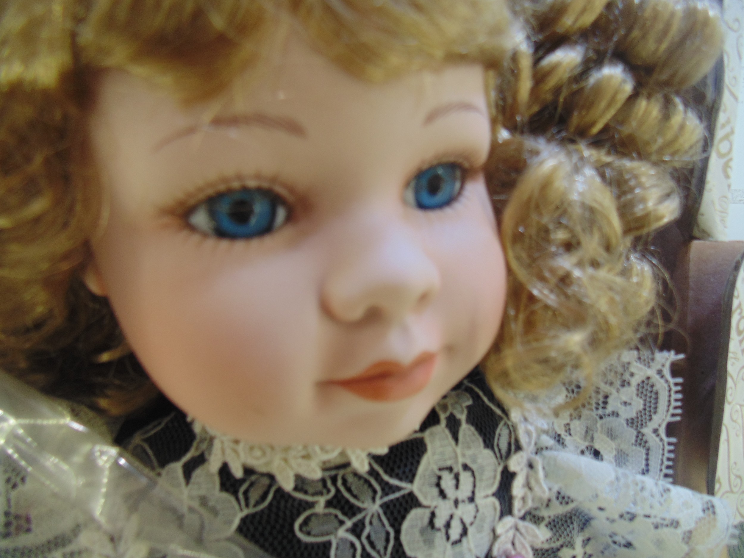 2 boxed porcelain Dolls - Image 3 of 3