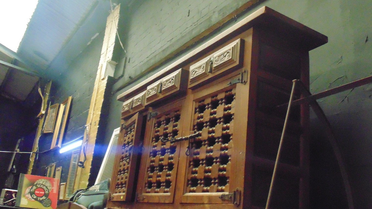 Spanish oak sideboard - Image 2 of 3